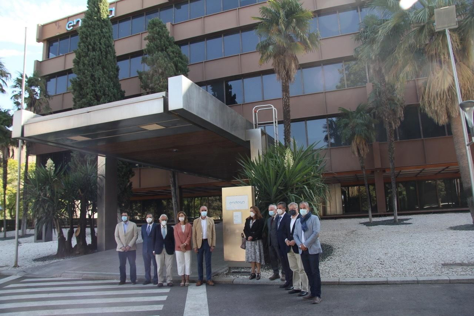 Las autoridades que este jueves han participado en la colocación de la placa en el edificio de Endesa en Sevilla, en la Avenida de la Borbolla, hecho de acero y vidrio, inaugurado en 1970.