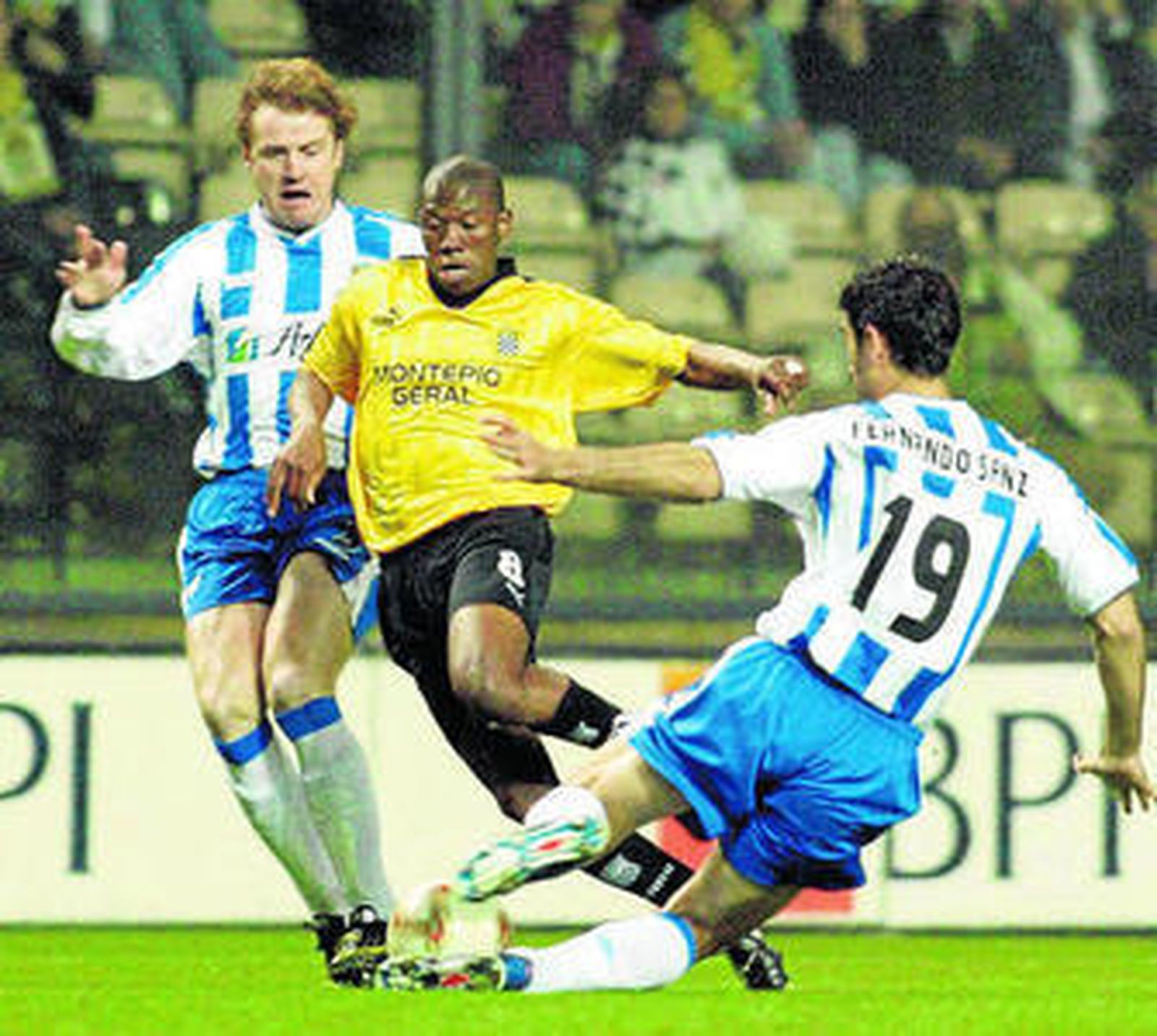 Sanz y Roteta intenta cortar el avance de un jugador del Boavista.