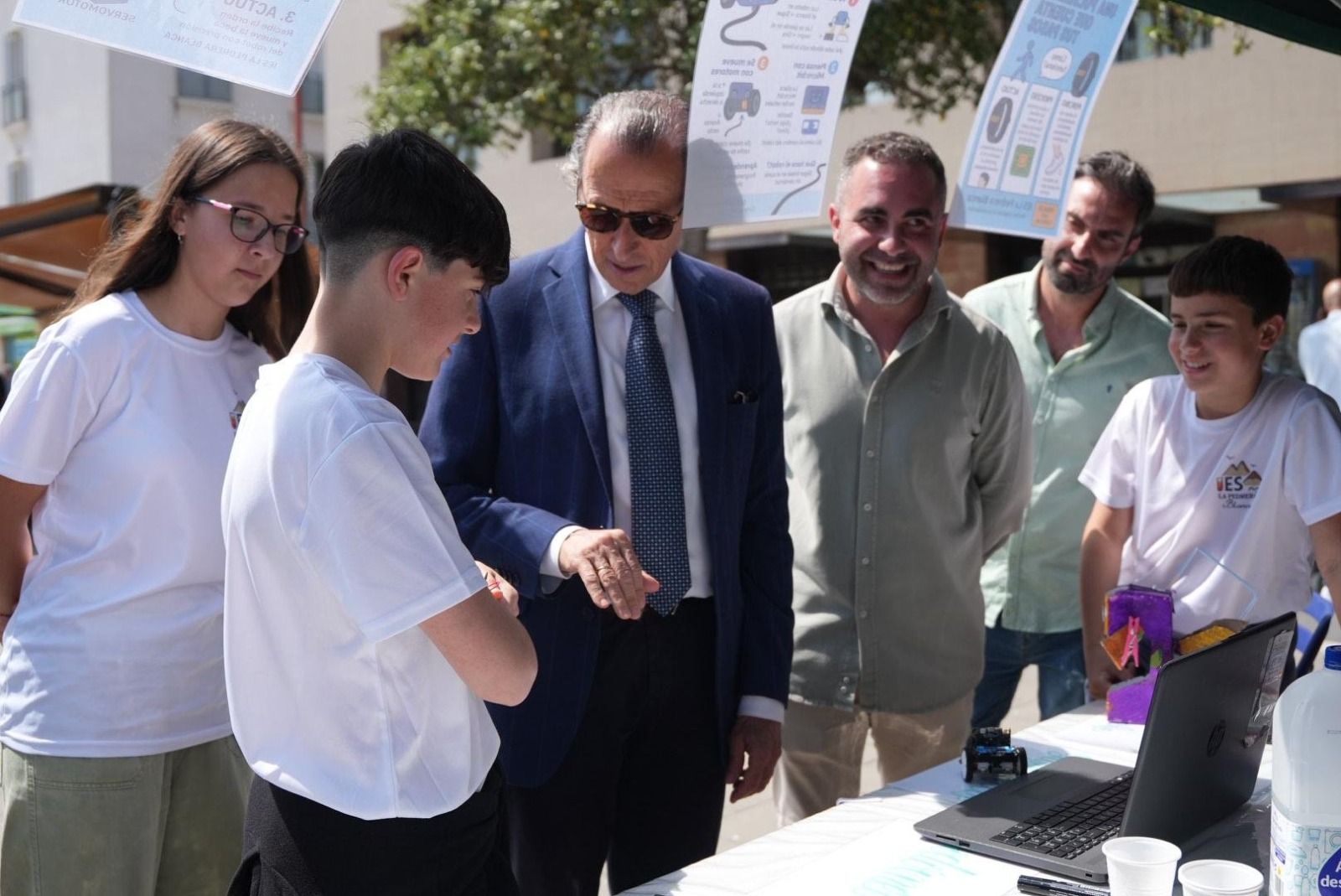 José María Román y Fede Díaz, con algunos de los estudiantes que participan en esta actividad.