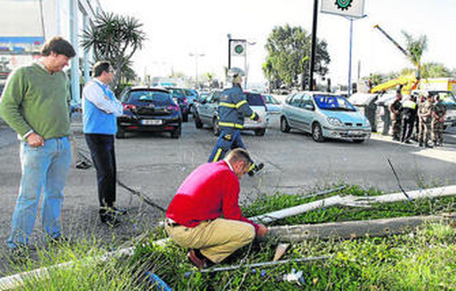Poste telefónico que fue arrancado de cuajo por el vehículo militar.