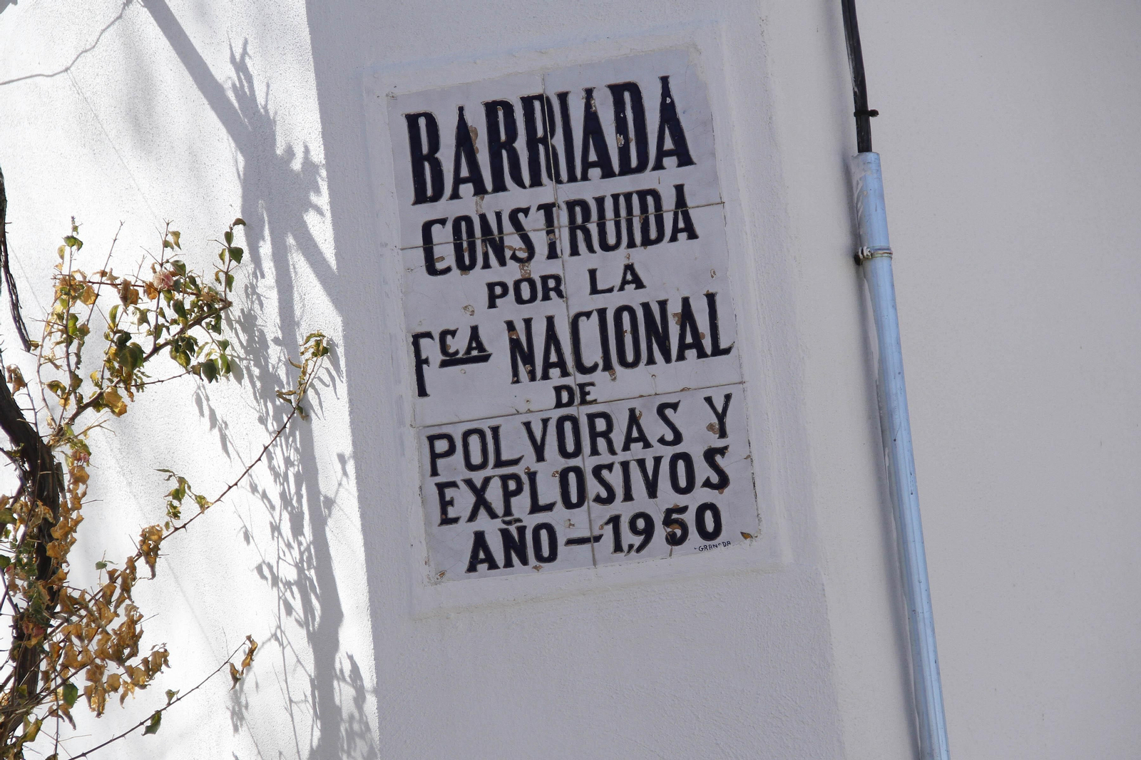 Un azulejo histórico de la barriada granadina de El Fargue.