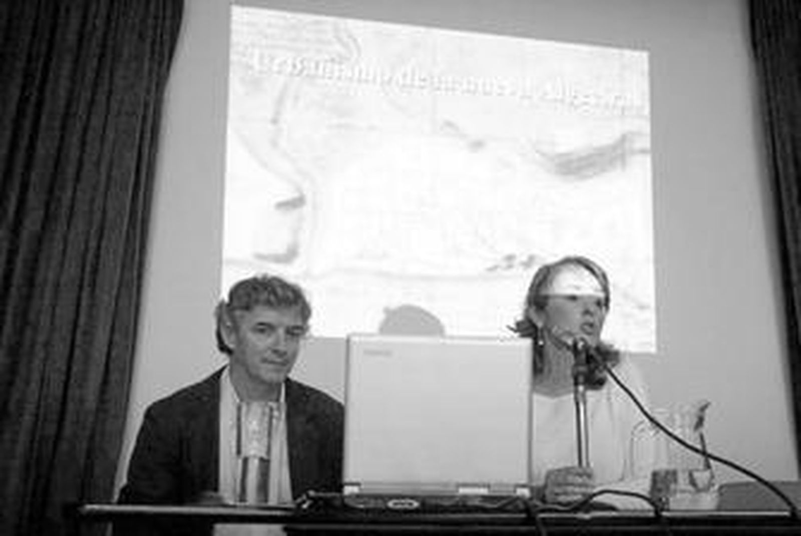 Juan Carlos Pardo y Pilar Pintor, durante la conferencia de ayer.