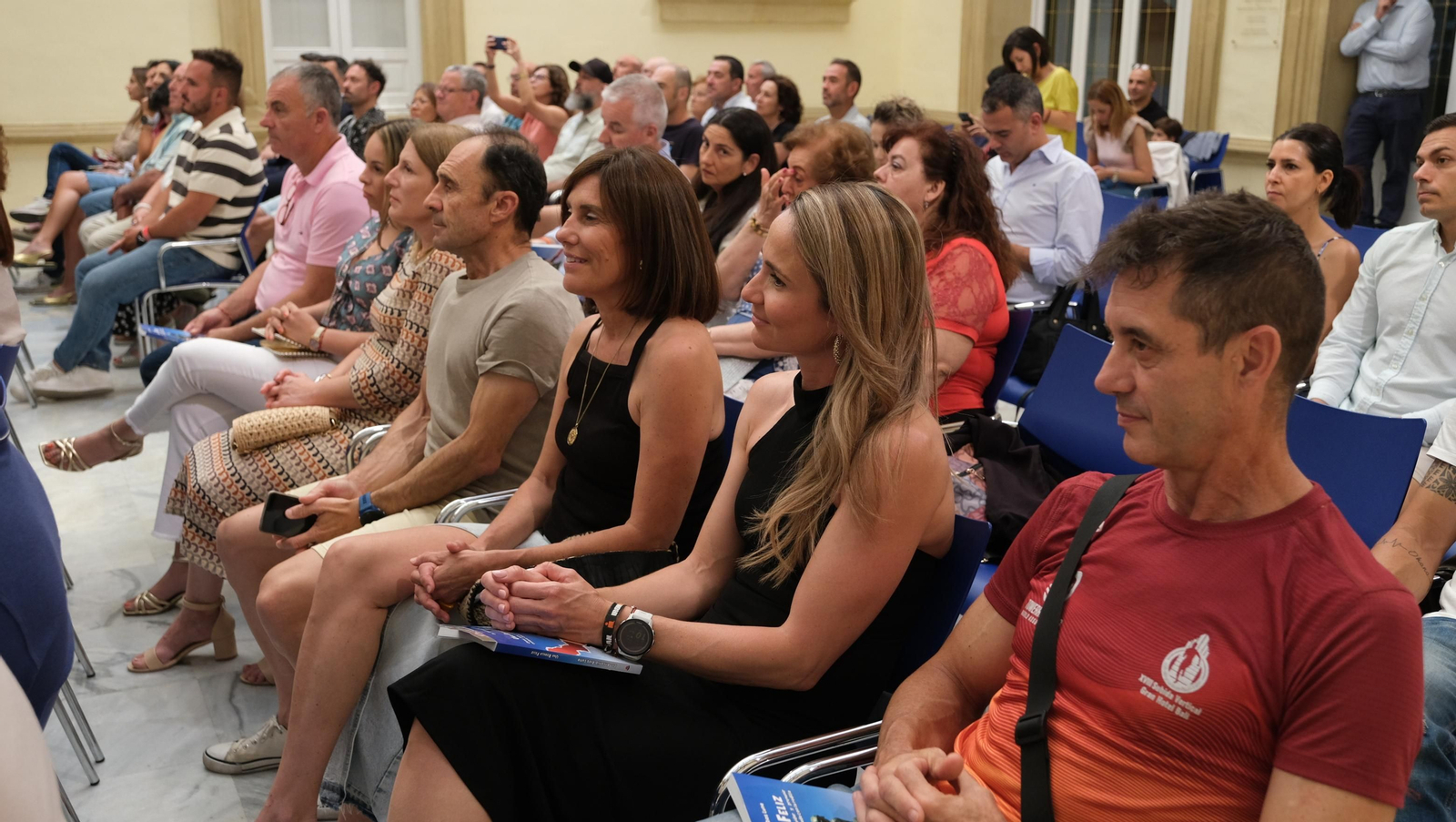 El Doctor Antonio Ríos presenta su libro 'Una Rodilla Feliz', en imágenes