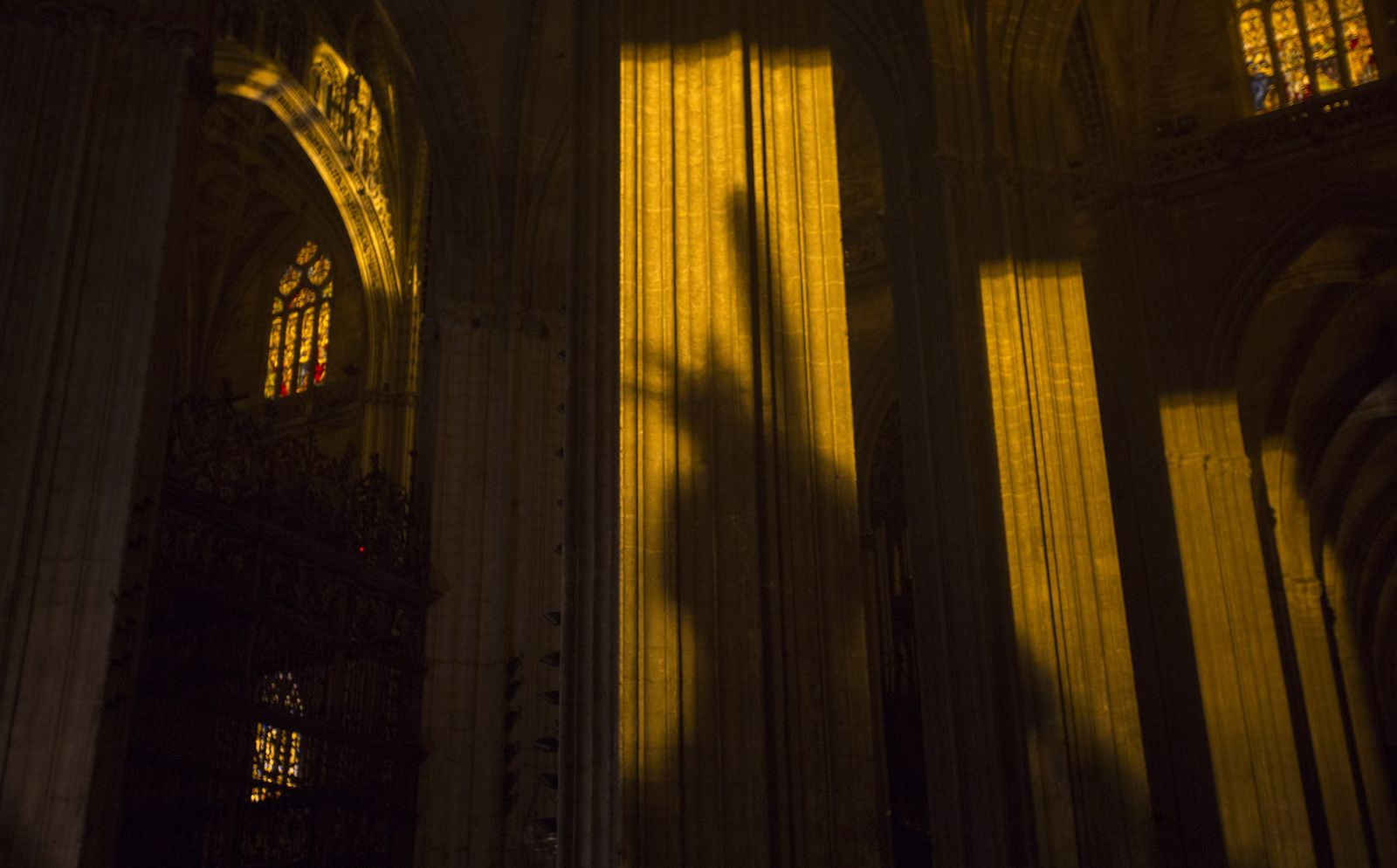 El paso de las hermandades de la Madrugada por la Catedral de Sevilla