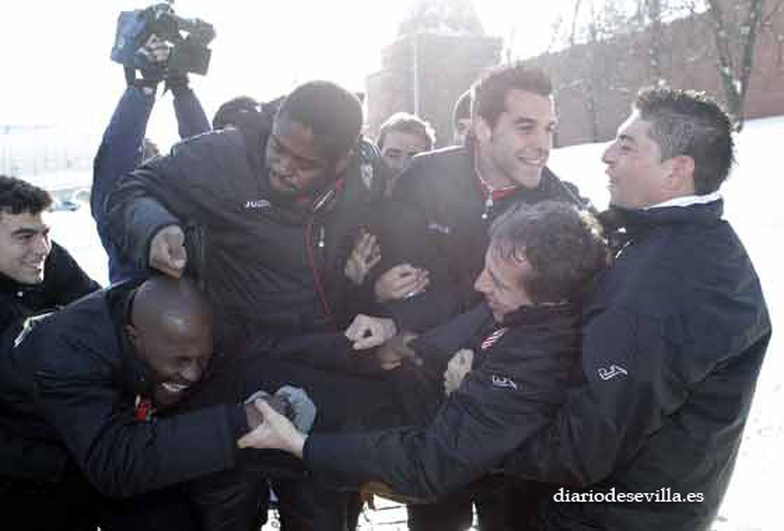 Varios jugadores bromean con Cristóbal Soria. 

Foto: Antonio Pizarro