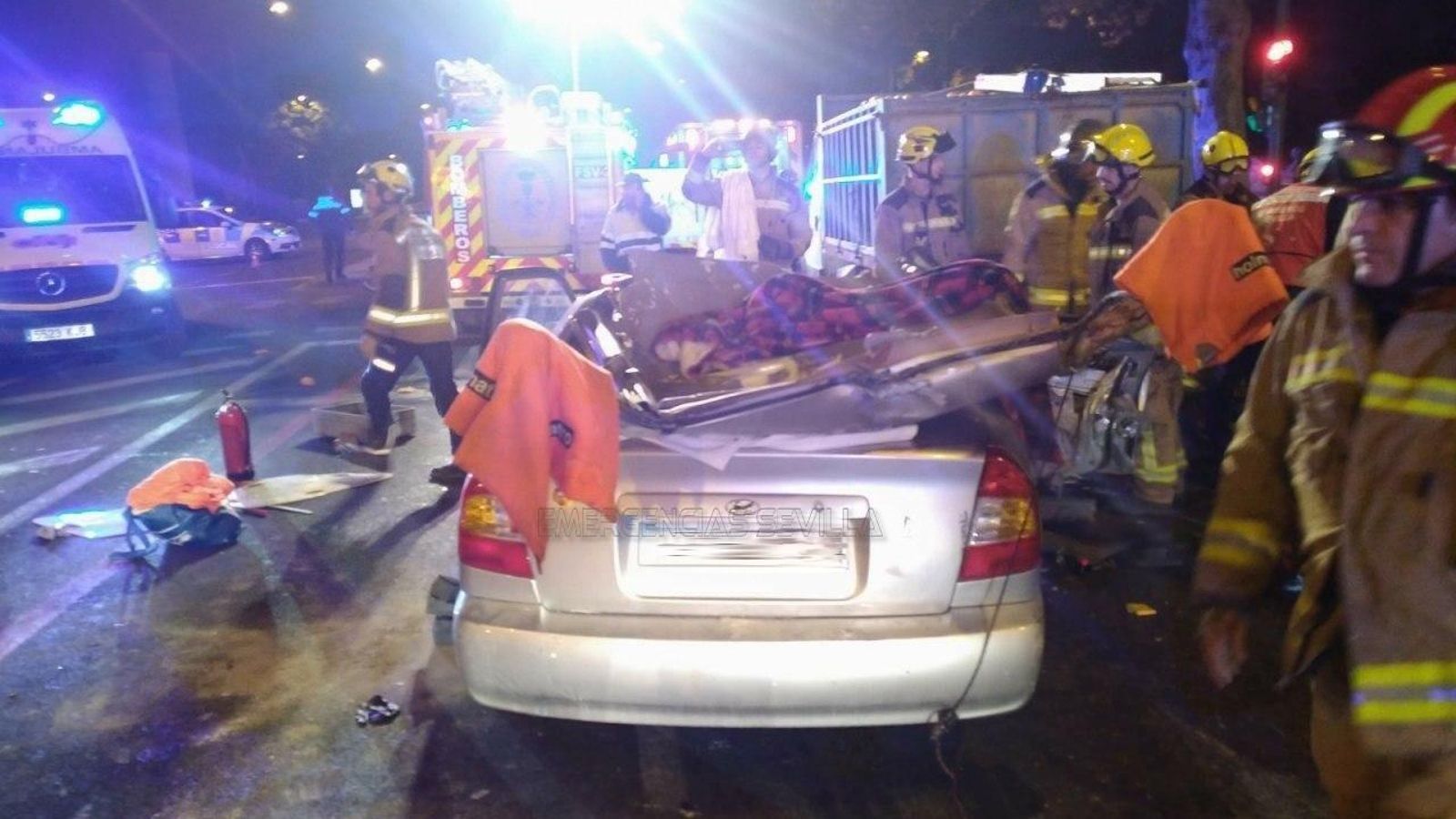 El coche, visto desde la parte trasera.