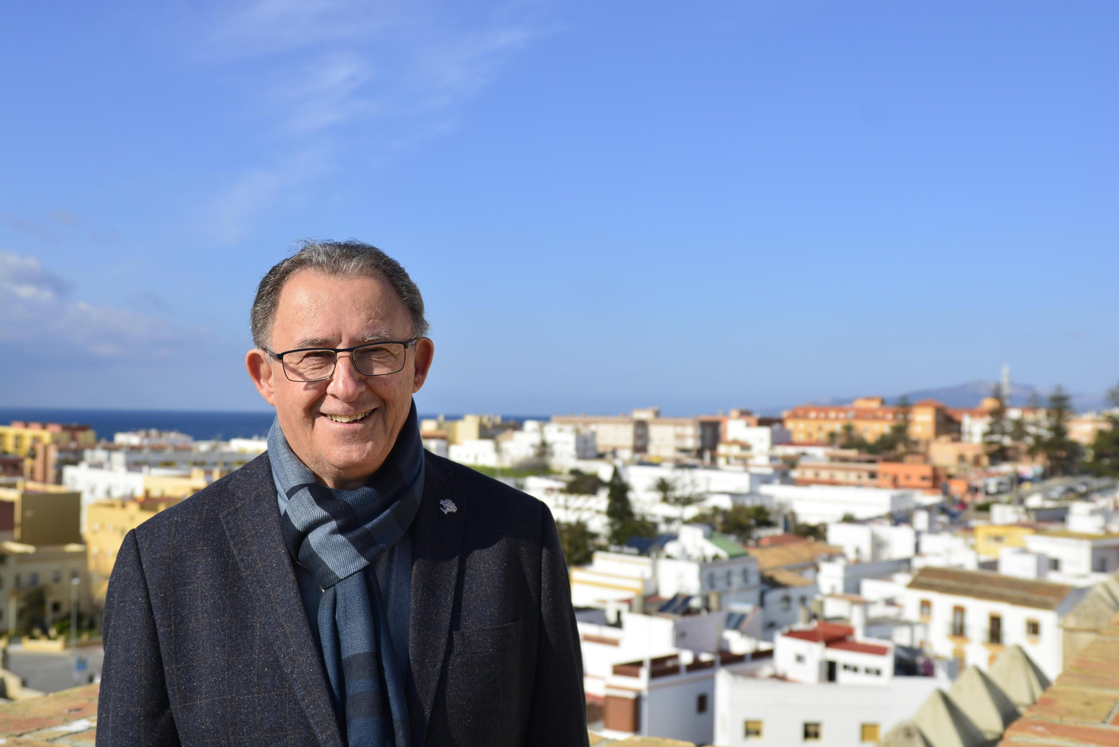 Manolo Garrido, con las vistas de su ciudad de Tarifa detrás.