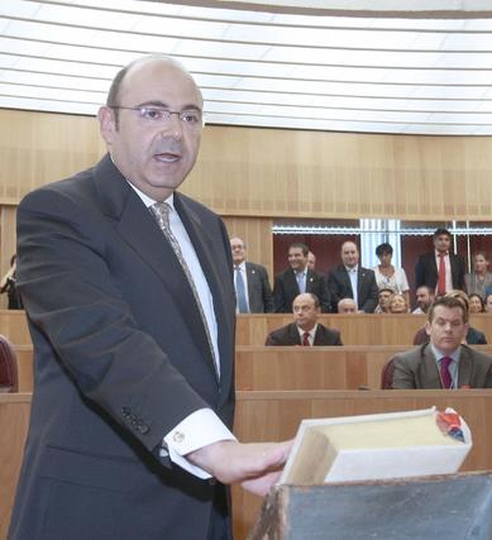Sebastián Pérez es investido como nuevo presidente de la Diputación de Granada


Foto: Mar?de la Cruz