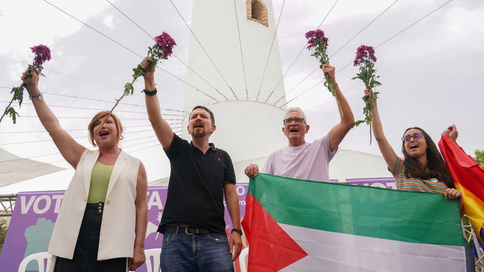 Pablo Iglesias, Diego Cañamero, Mar Cambrollé y Martina Valverde, con la bandera de Palestina en el mitin de Podemos en Málaga. Pablo Iglesias, Diego Cañamero, Mar Cambrollé y Martina Valverde, con la bandera de Palestina en el mitin de Podemos en Málaga.