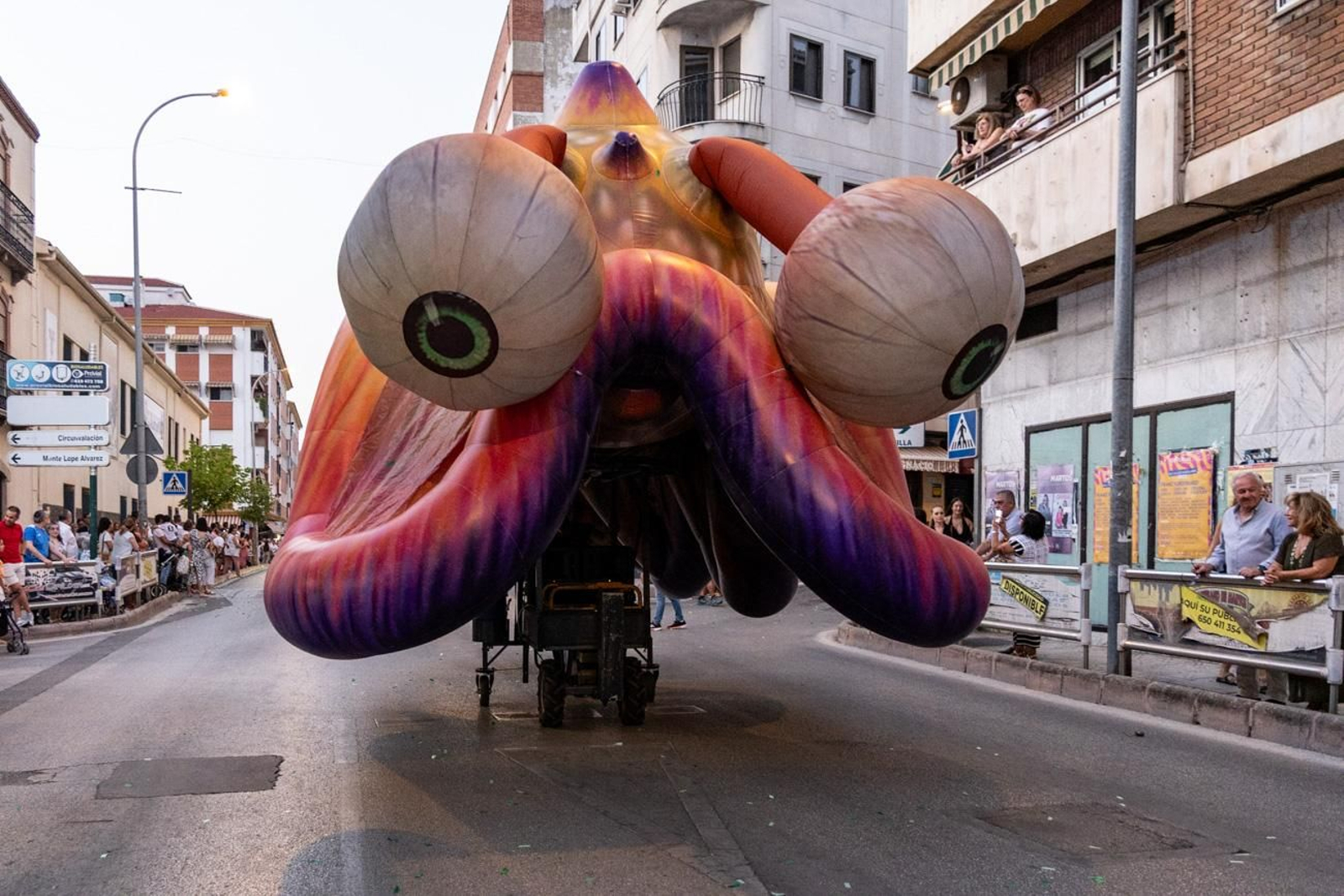 Pasacalles inaugural, fuegos artificiales e iluminación de la portada de feria y del recinto ferial de la Feria de San Bartolomé en Martos