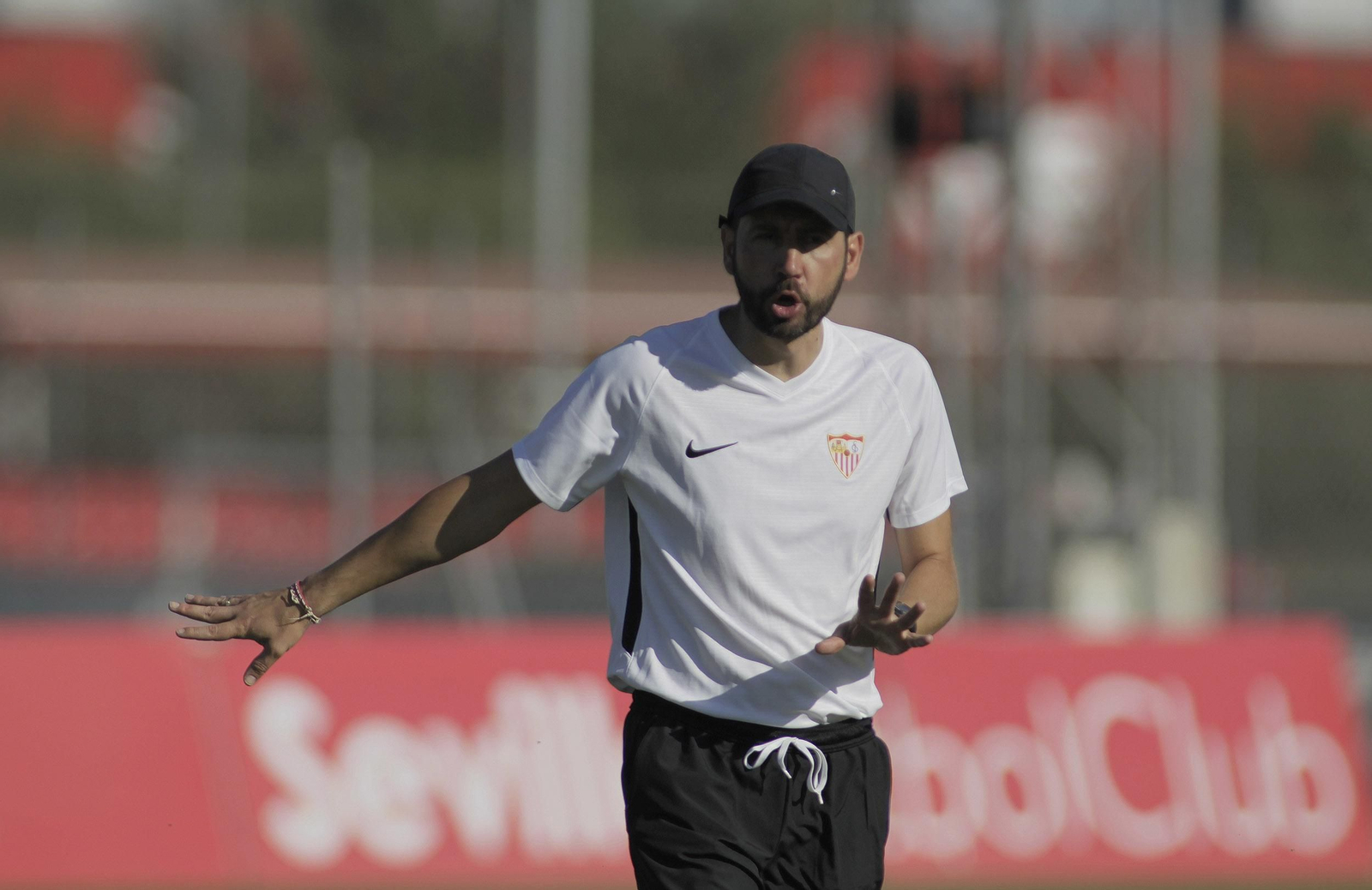 Pizarro en el entrenamiento del Sevilla FC