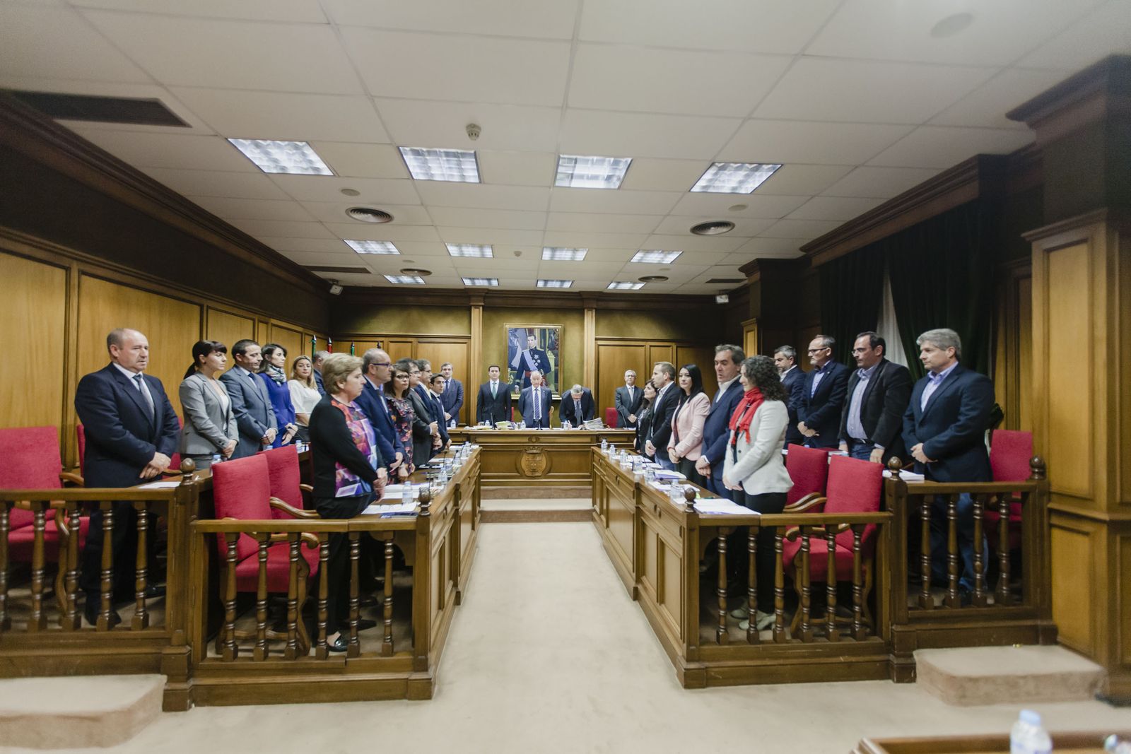 La Corporación guardó ayer un minuto de silencio en recuerdo del fallecido Miguel Naveros, periodista, escritor y exdirector del IEA.