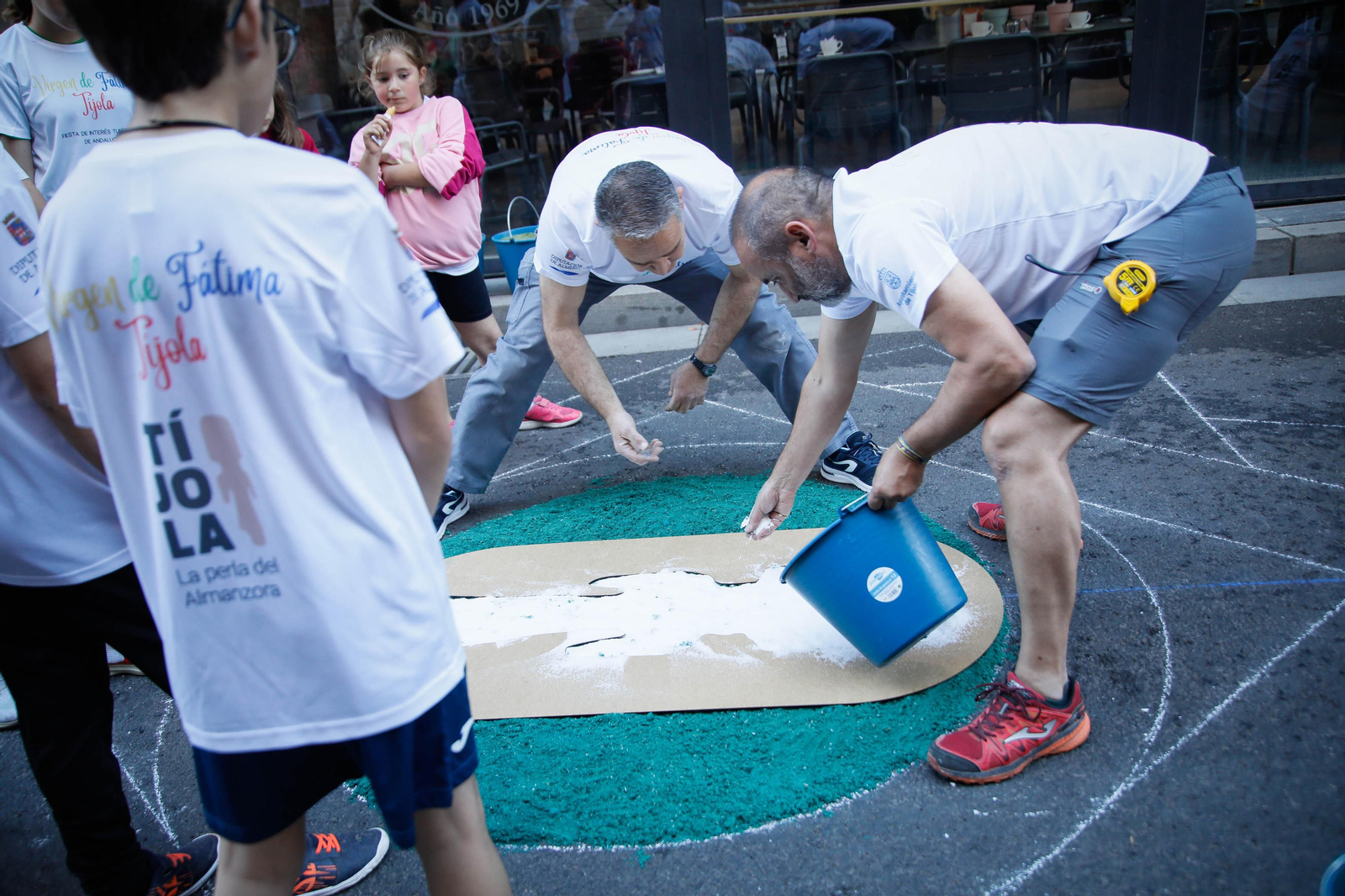 Así es la alfombra de serrín de 60 metros en el Paseo de Almería, en imágenes.