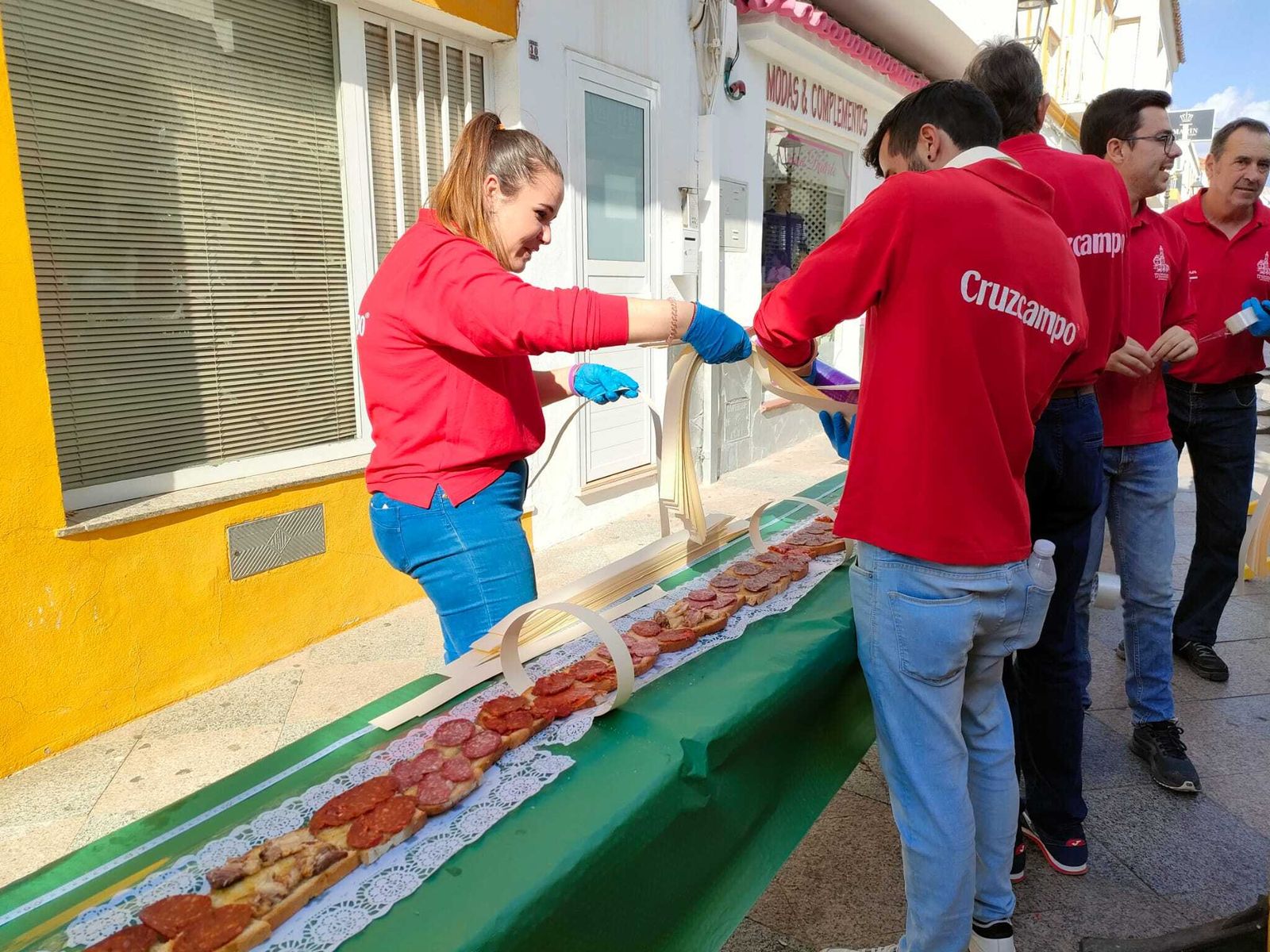 Fotos de la tosta ibérica de más de 150 metros preparada en Los Barrios