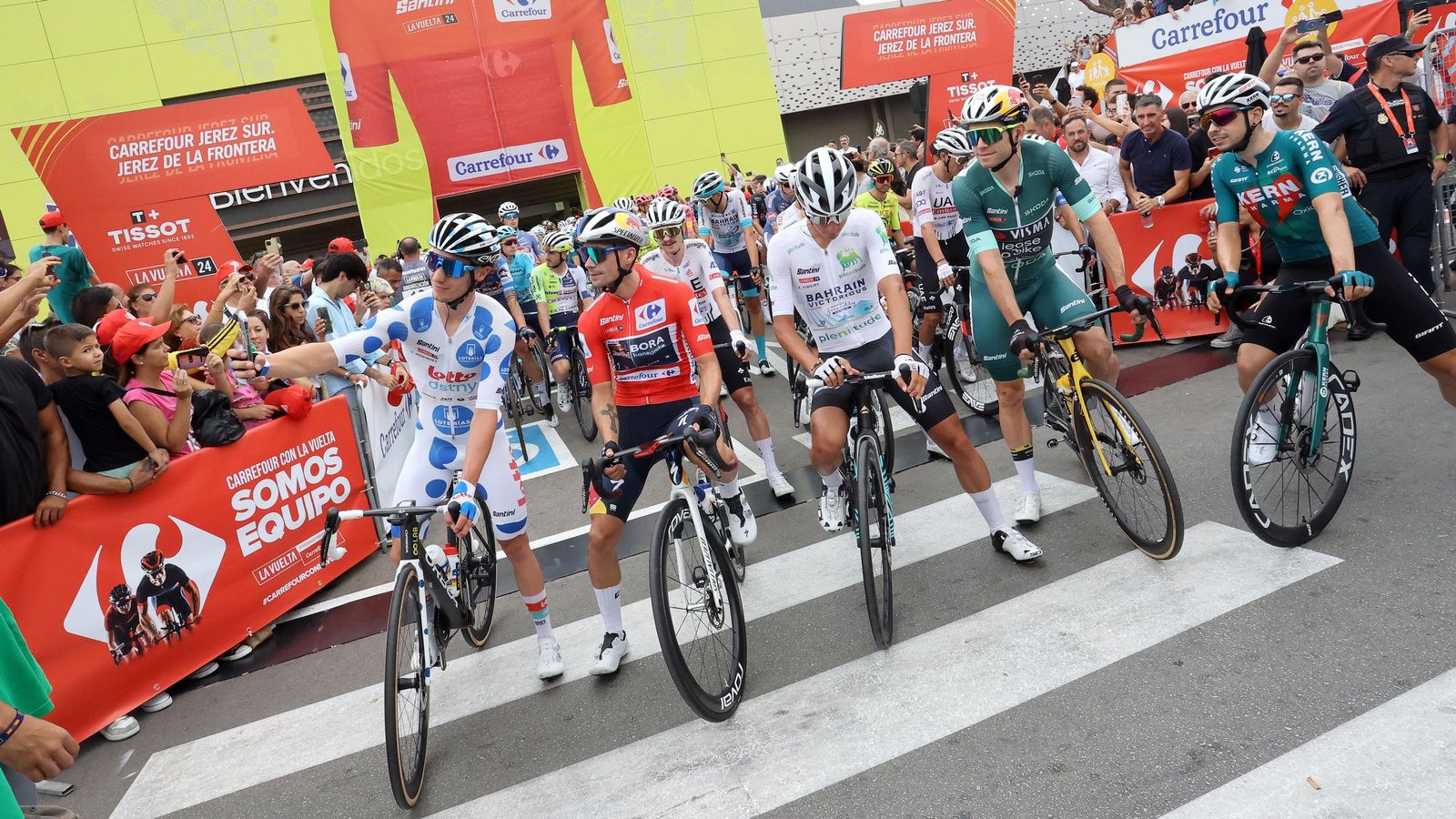 Así fue la salida de la Vuelta España desde Carrefour Sur en Jerez