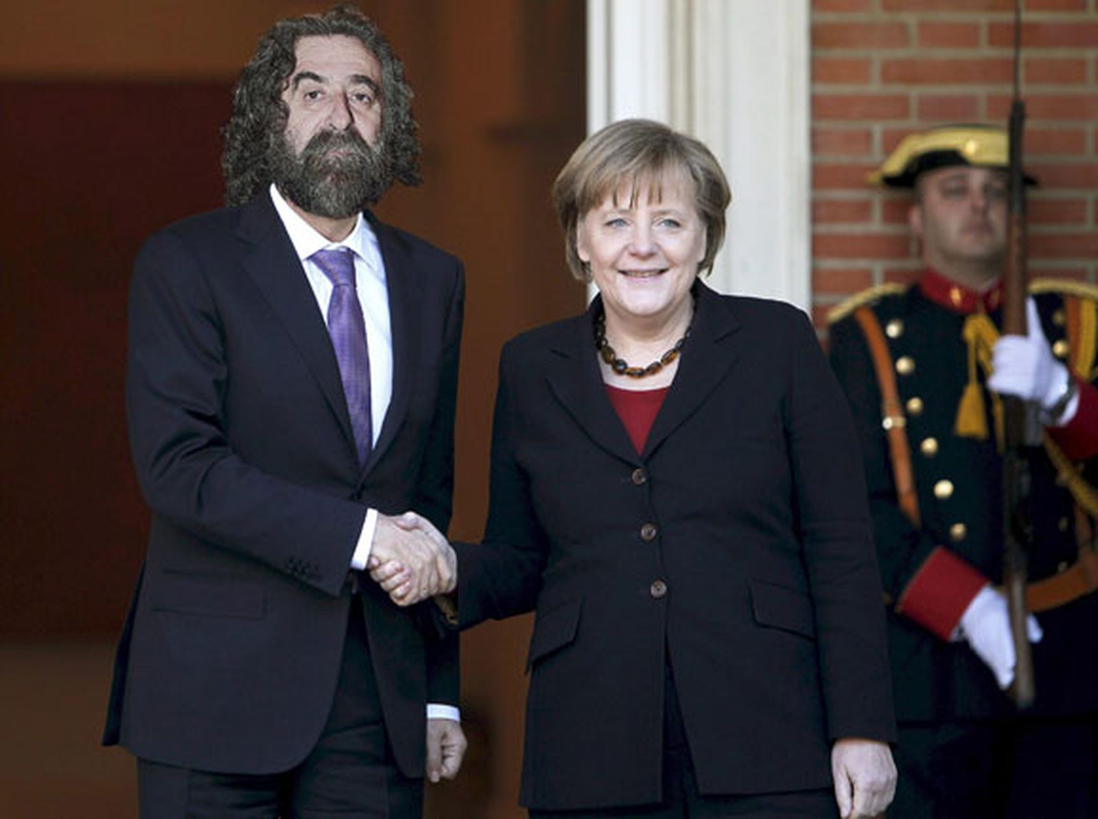 Angela Merkel, con el embajador alemán en Cádiz
La teutona Angela Merkel aprovechó su visita al país para acercarse hasta Cádiz, donde el embajador germano en la ciudad, Antonio El Alemania, la obsequió con una recepción. Merkel le preguntó que si las quince piedras de su comparsa eran de La Caleta o del Muro de Berlín y le confesó que se enganchó al Carnaval cuando vio en el 72 un ensayo en su Hamburgo natal de la comparsa de López Romo 'Los gaditanos'./Julio González