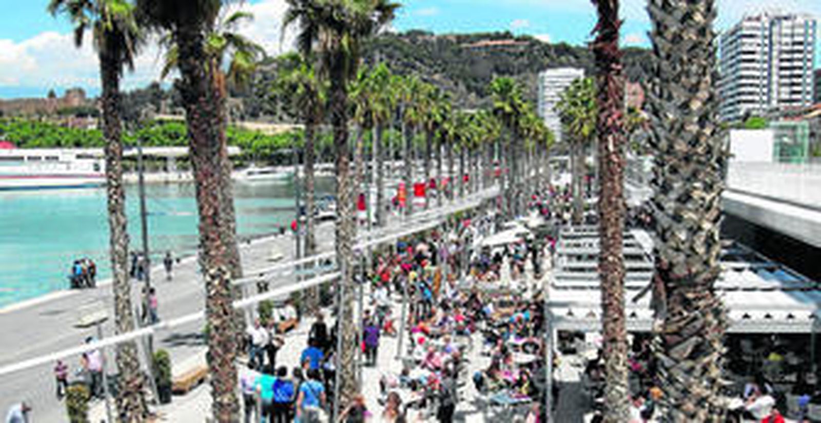 Gran afluencia de visitantes al centro comercial del puerto ayer, día festivo.