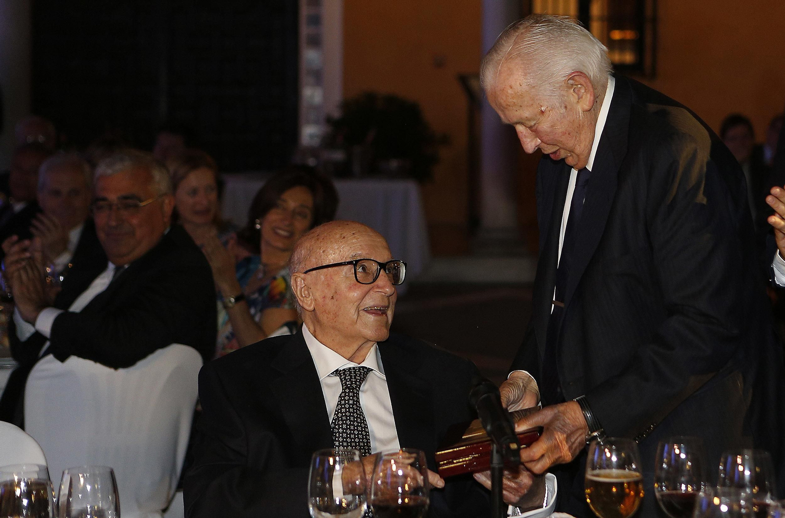 Manuel Olivencia habla con Manuel Clavero durante la entrega de su premio.