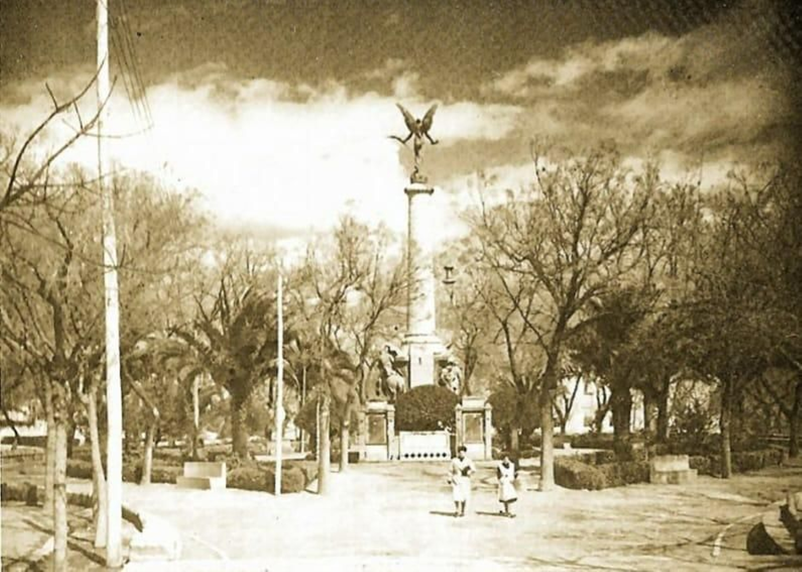 La imponente Biblioteca Almendros Aguilar intregrada en el monumento.