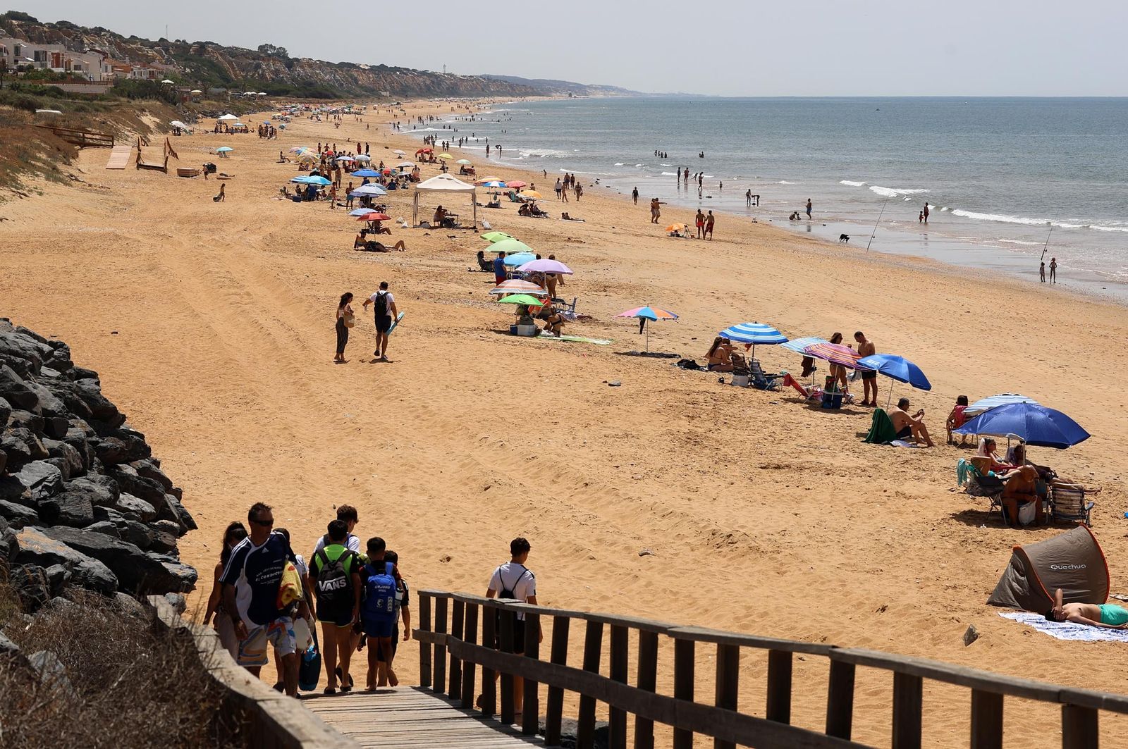 Imágenes del ambiente en las playas de Matalascañas, La Bota y Mazagón durante la mañana del domingo