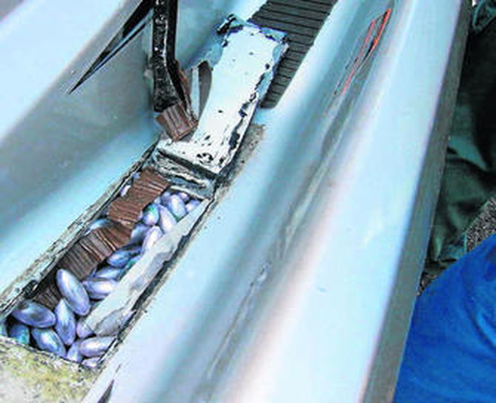 Más de media tonelada de droga llevaba la moto en un doble fondo.