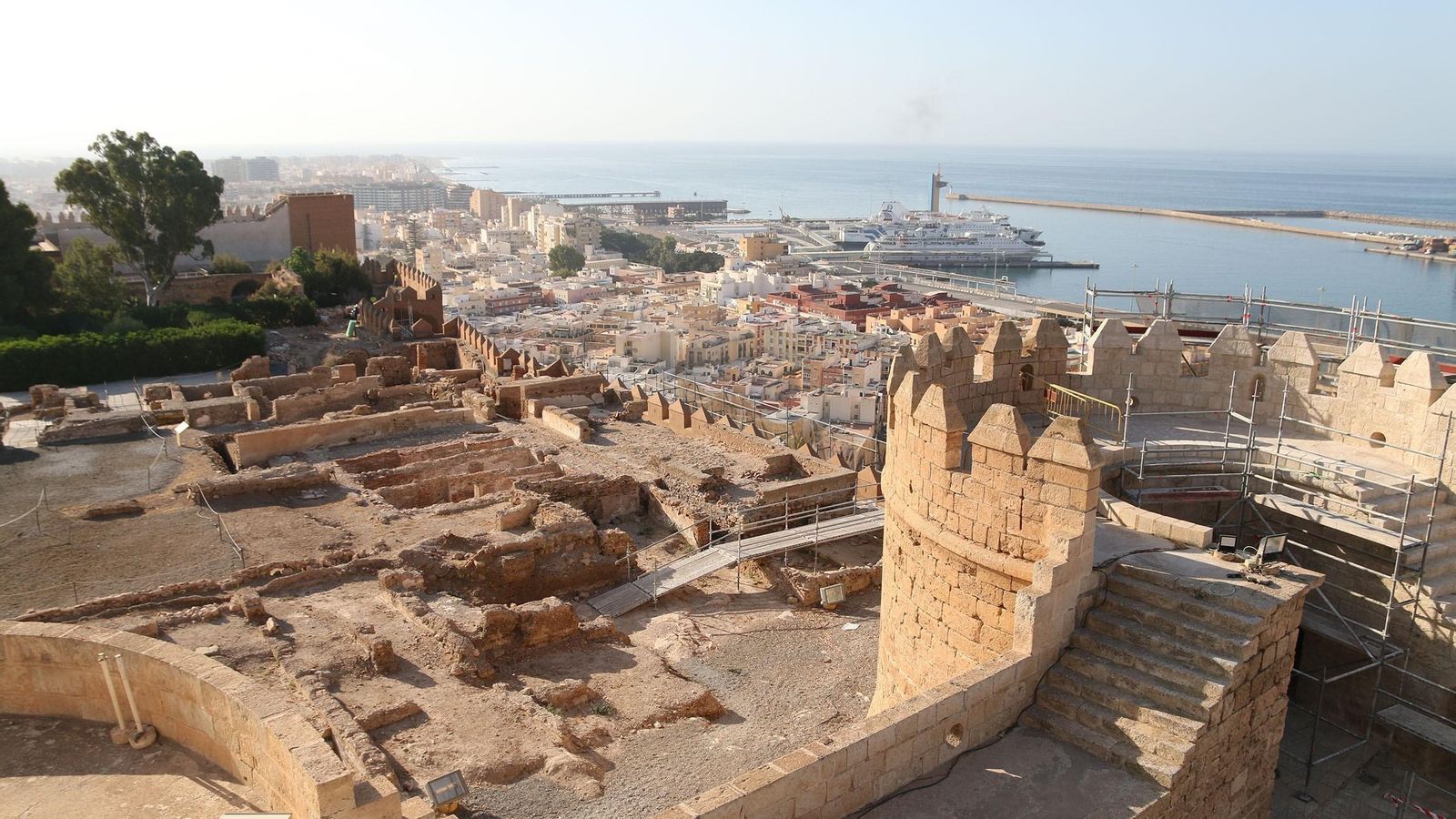Vistas desde lo más alto de la Alcazaba de Almería.