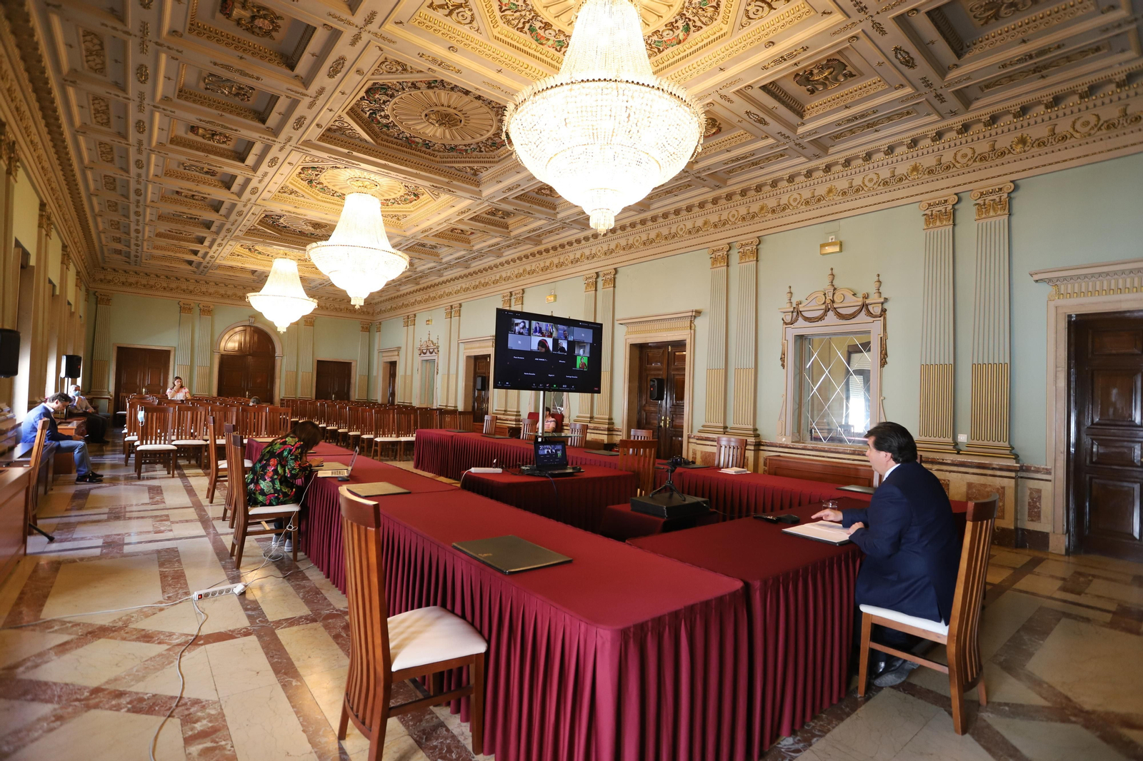 Imágenes de la primera rueda de prensa telemática del alcalde de Huelva Gabriel Cruz