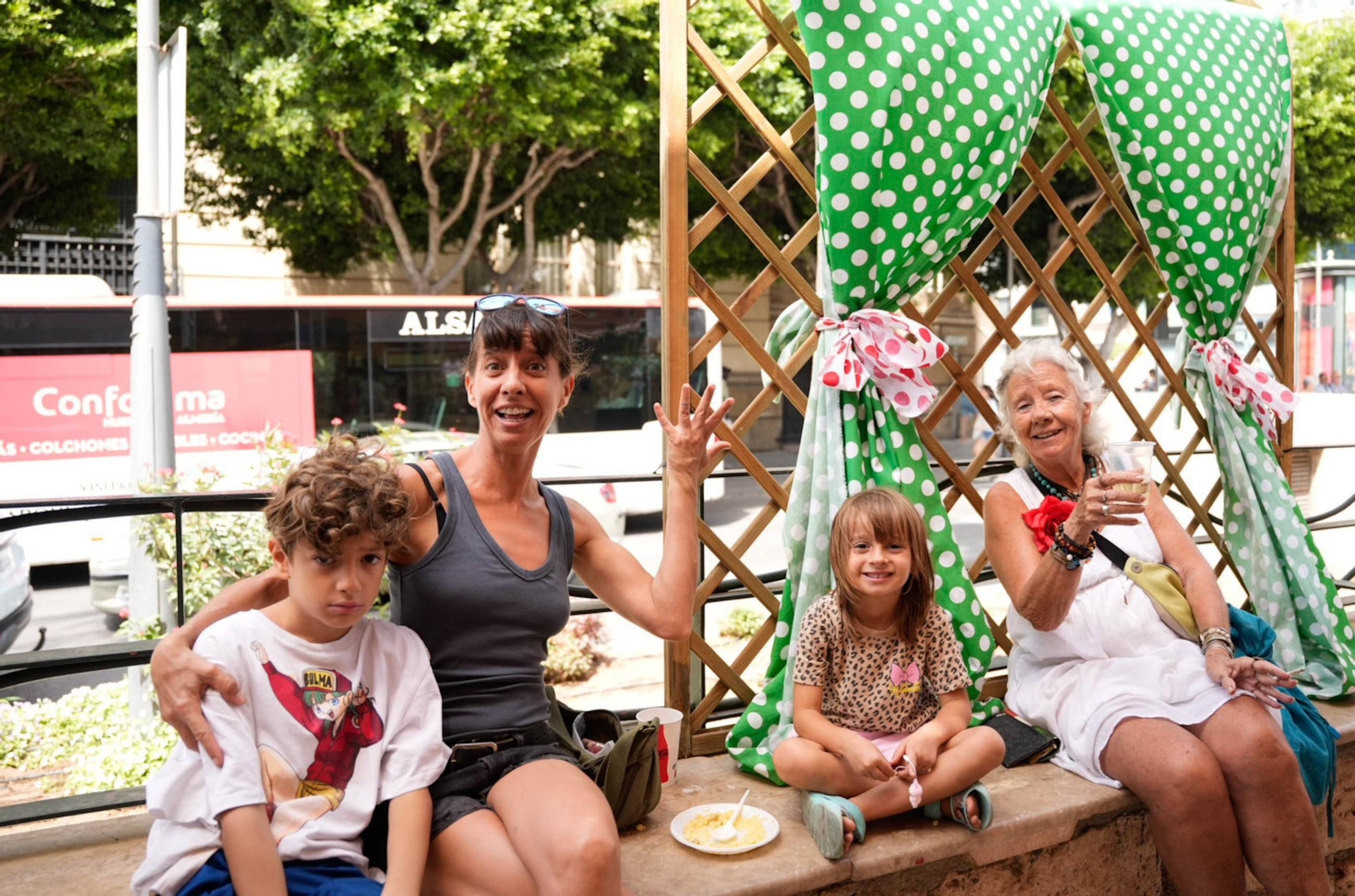 Los almerienses disfrutan del miércoles en la feria de día