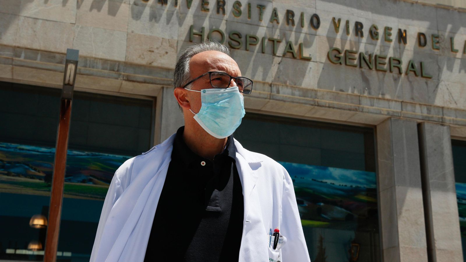 Otra imagen del neumólogo frente al hospital donde trabaja.