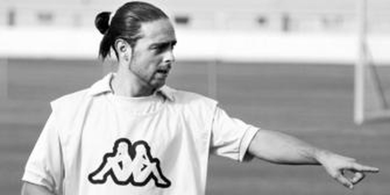 Sergio García, uno de los hombres a vigilar por la defensa sevillista, señala una jugada en un ensayo del Betis,