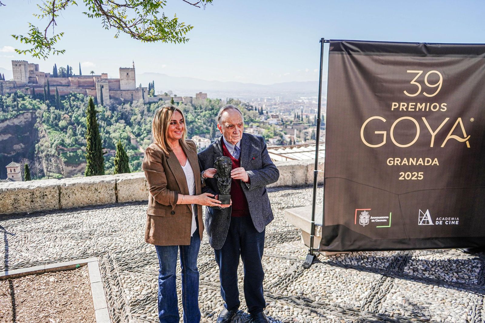 La alcaldesa de Granada y el director de la Academia durante la presentación de las actividades de los Premios Goya en Granada.