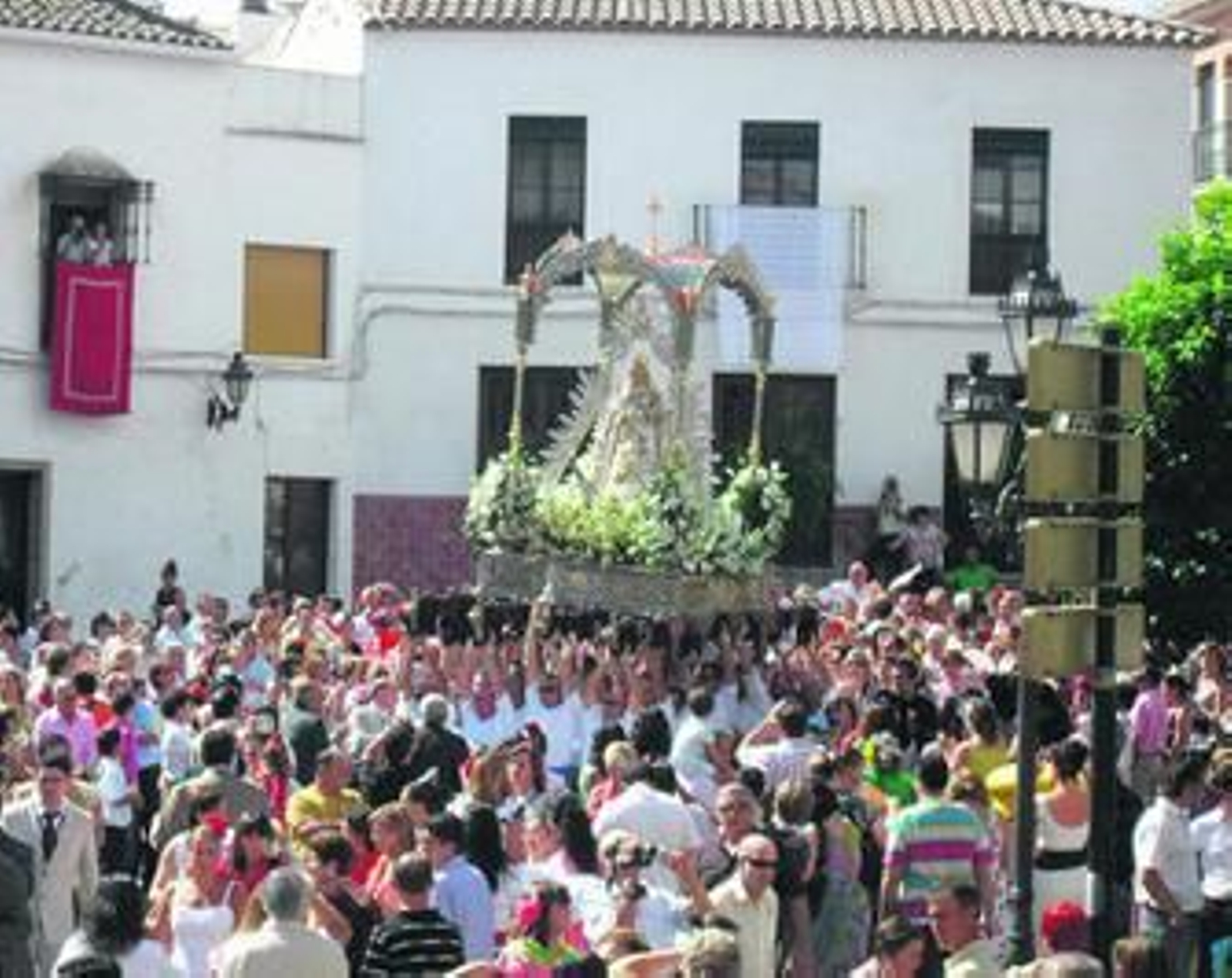 Multitudinaria entrada del cortejo de la Virgen del Valle en la Plaza Mayor.