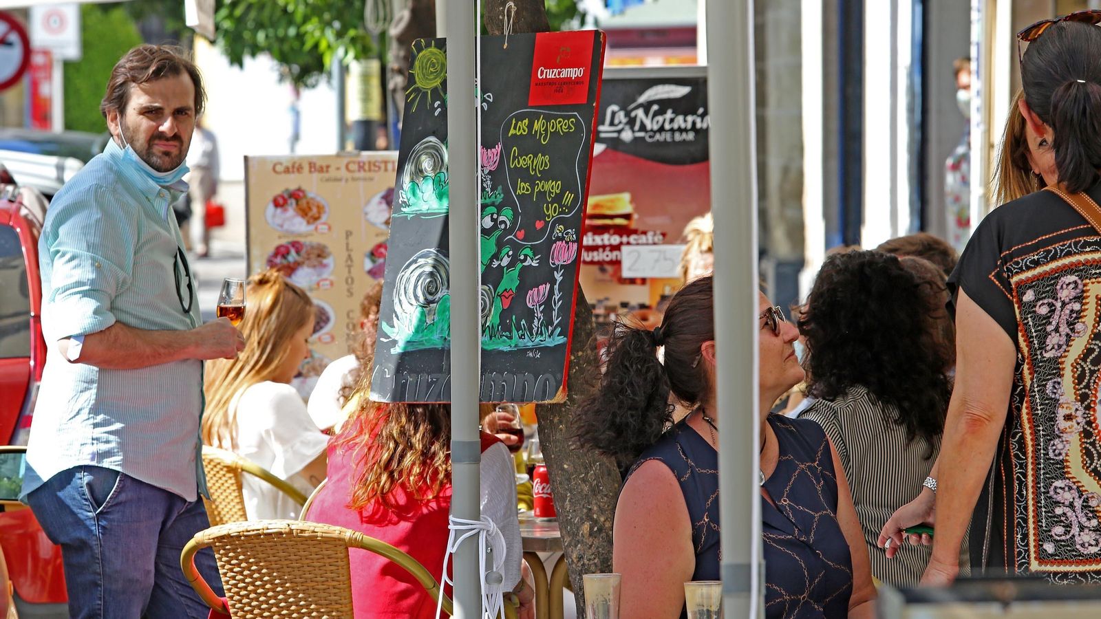 Mesas en el exterior de un bar en el centro de la ciudad.