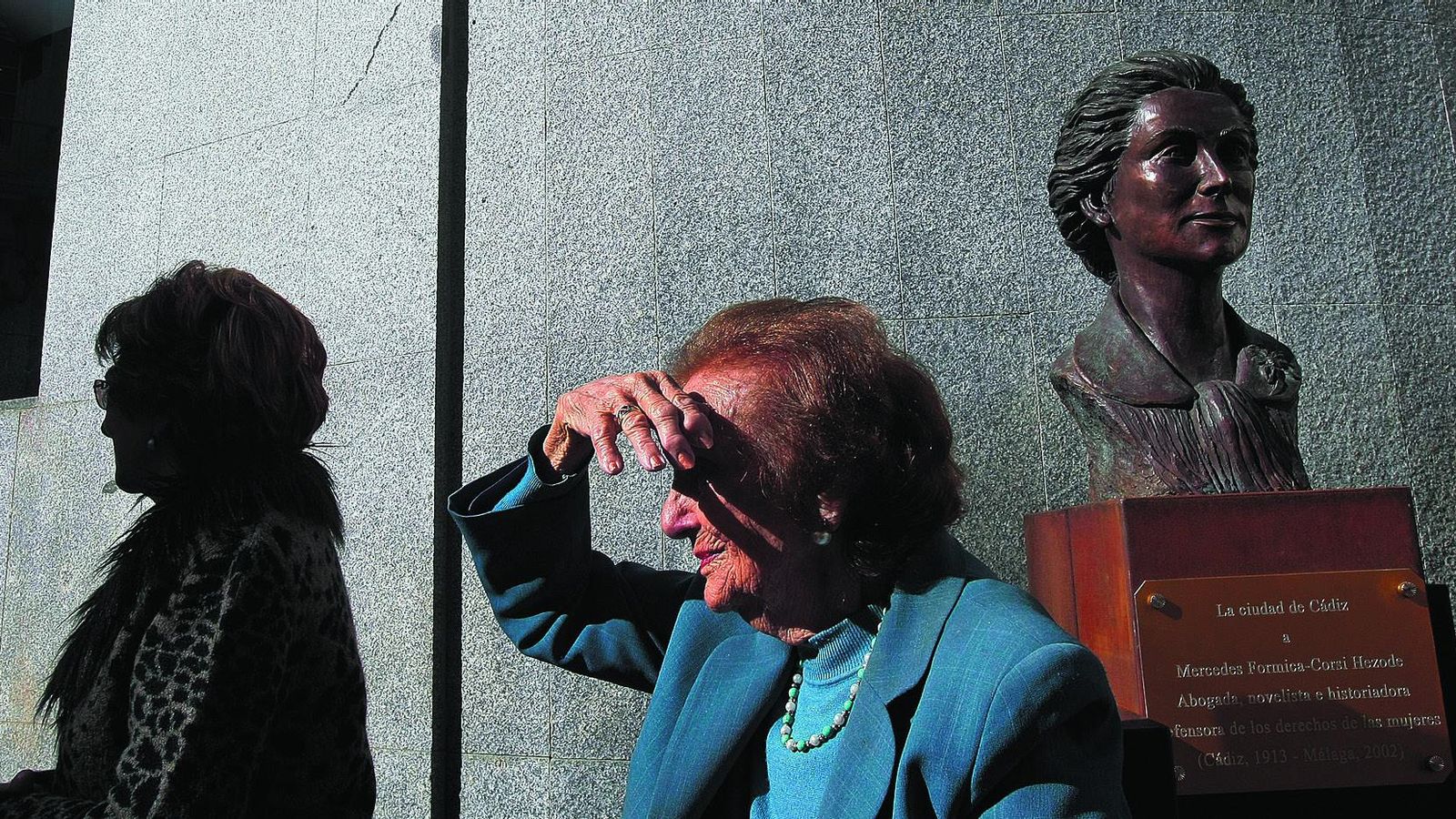 El busto de Mercedes Formica eliminado por Ana Camelo.