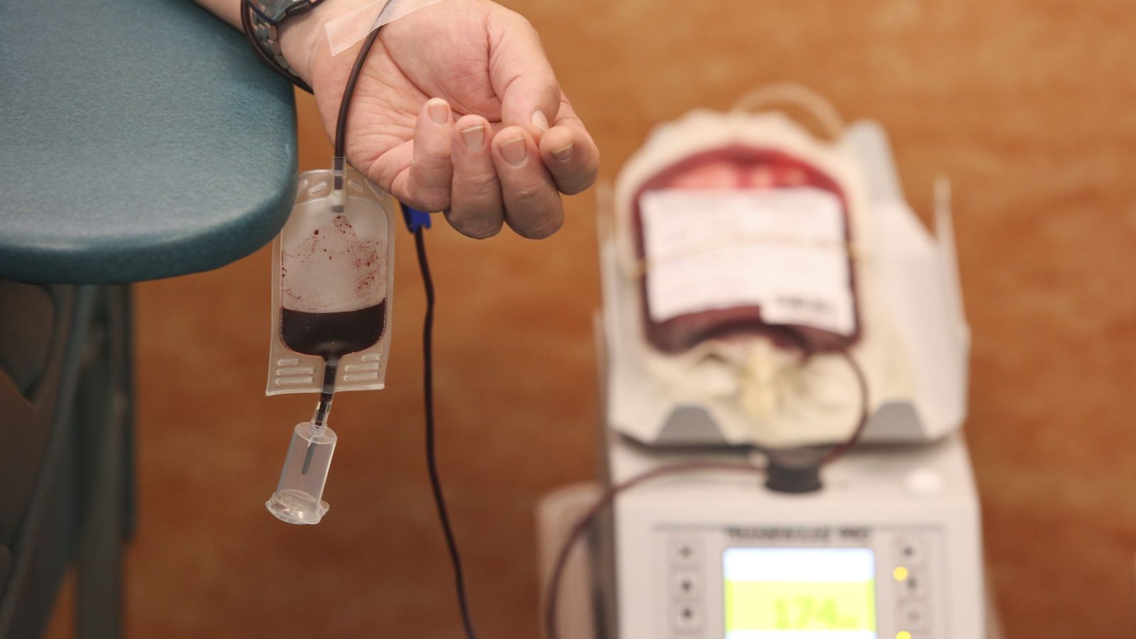Mano de una persona mientras dona sangre