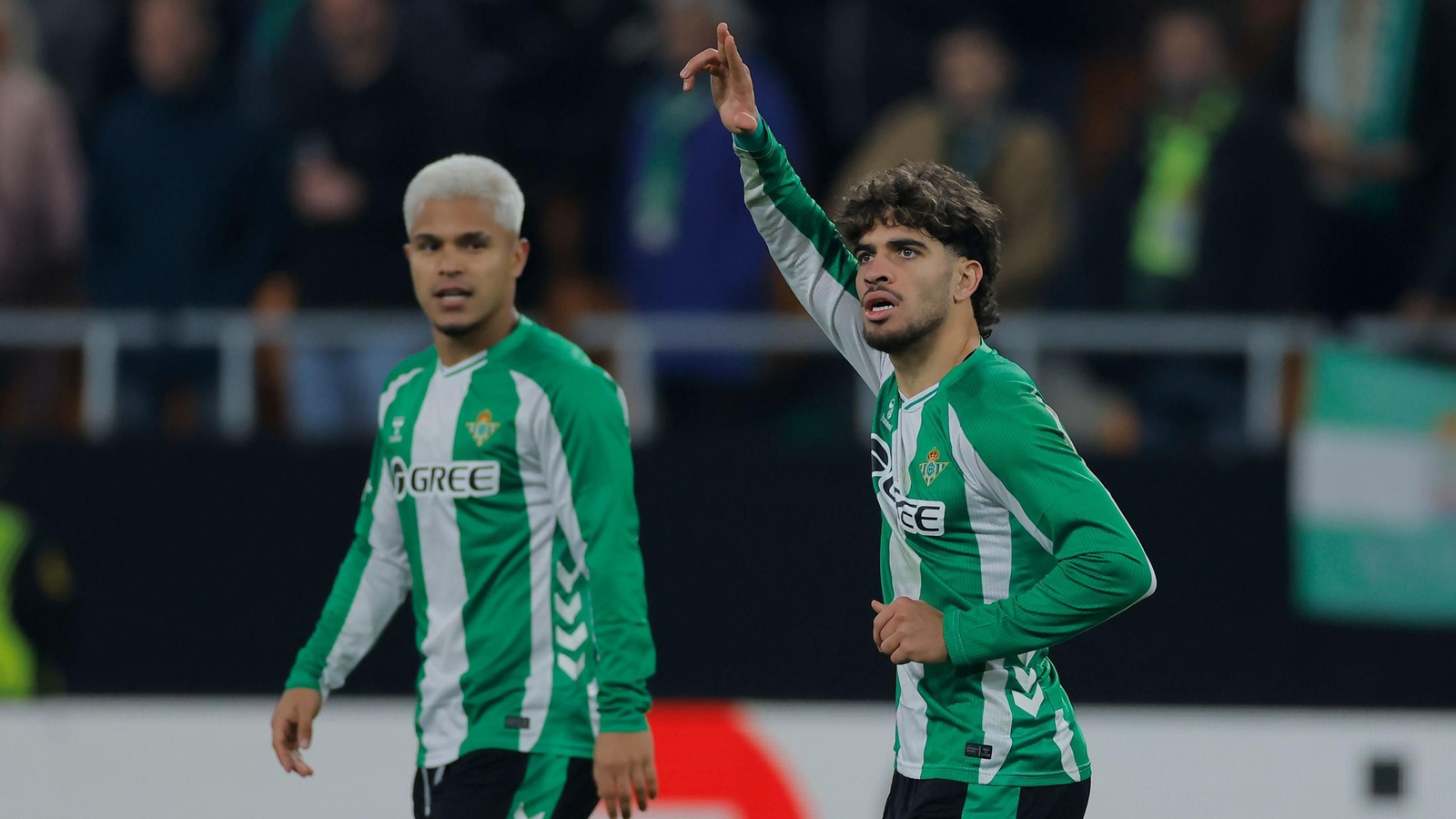Abde celebra su tanto ante el Utrecht junto a Cucho Hernández, autor del primer gol del Betis.