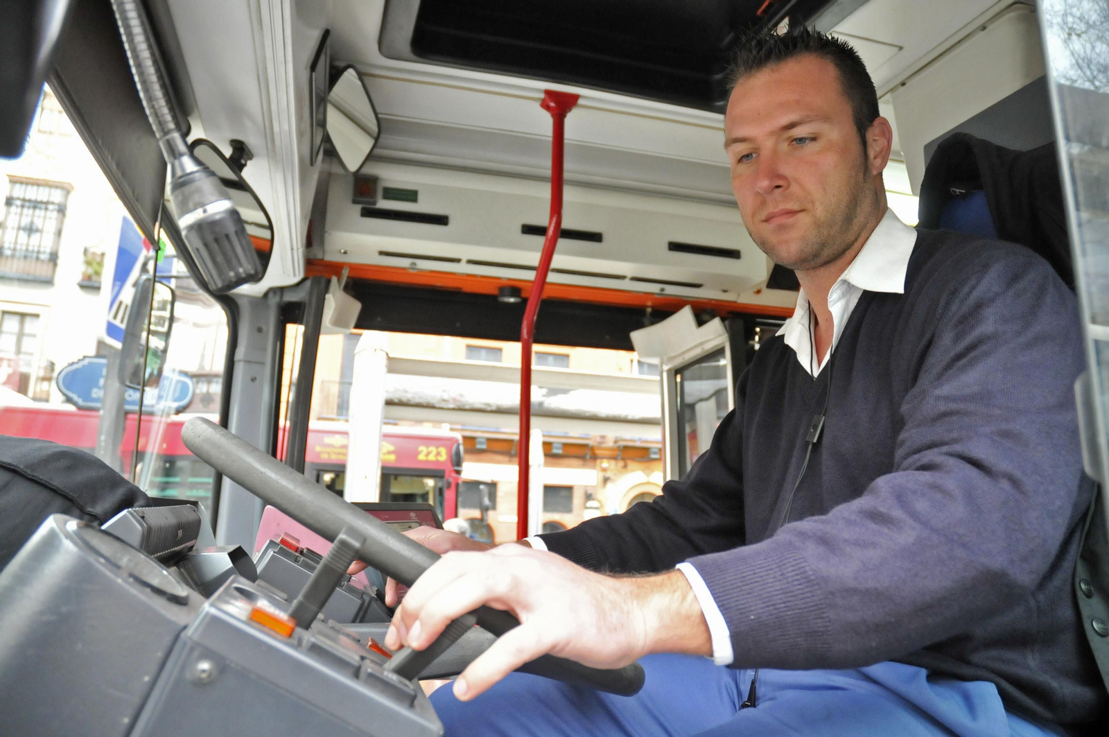 Un conductor de Tussam, en su puesto de trabajo.