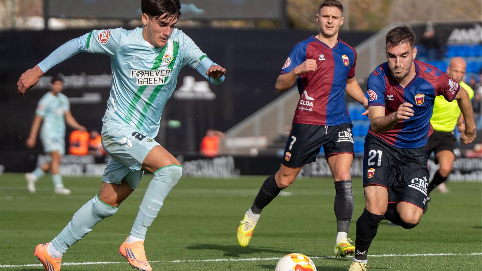 Una acción del encuentro del Betis Deportivo ante el Eldense.