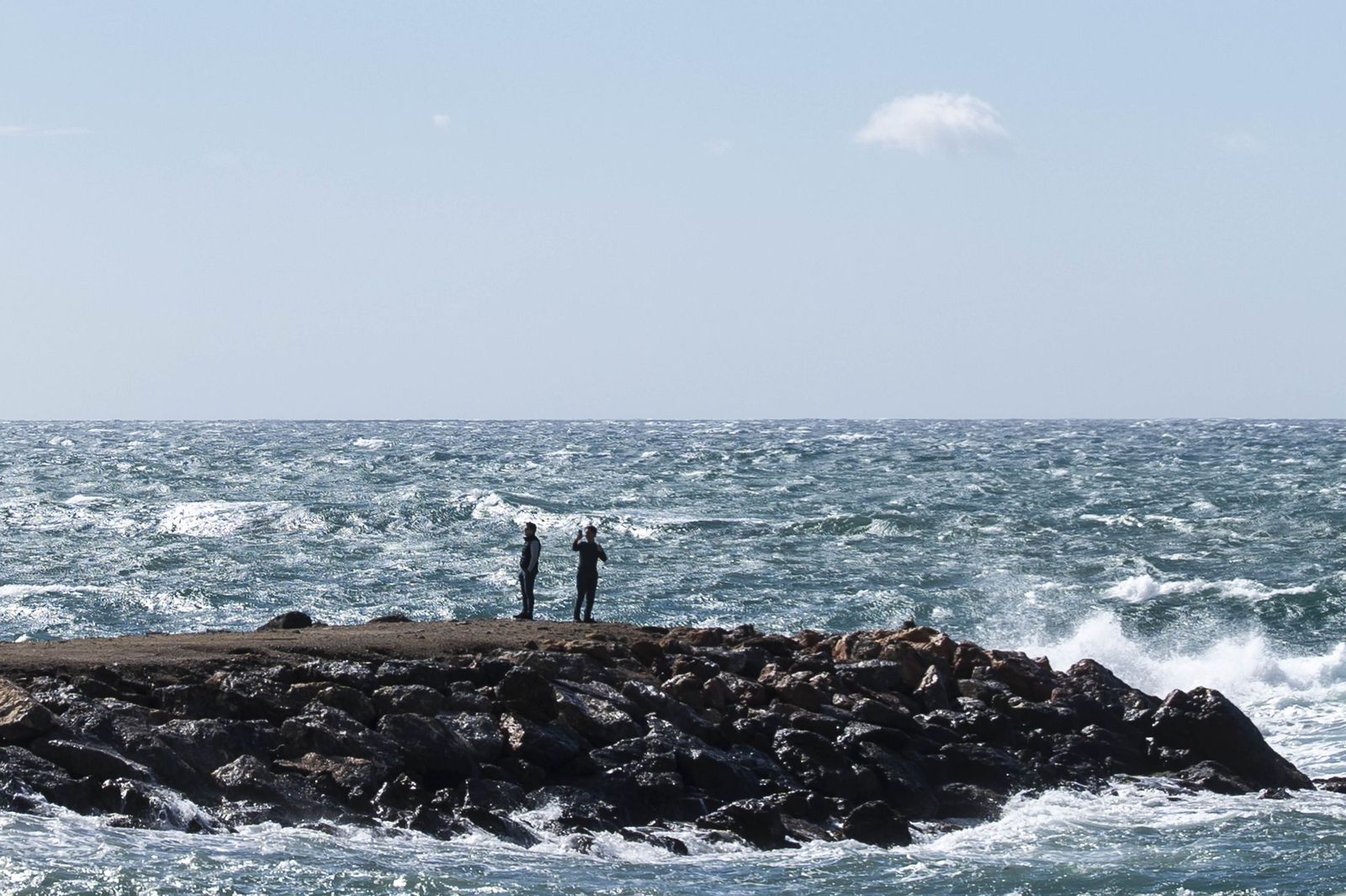 Las imágenes del viento que sacude Almería con rachas de hasta 93 km/h