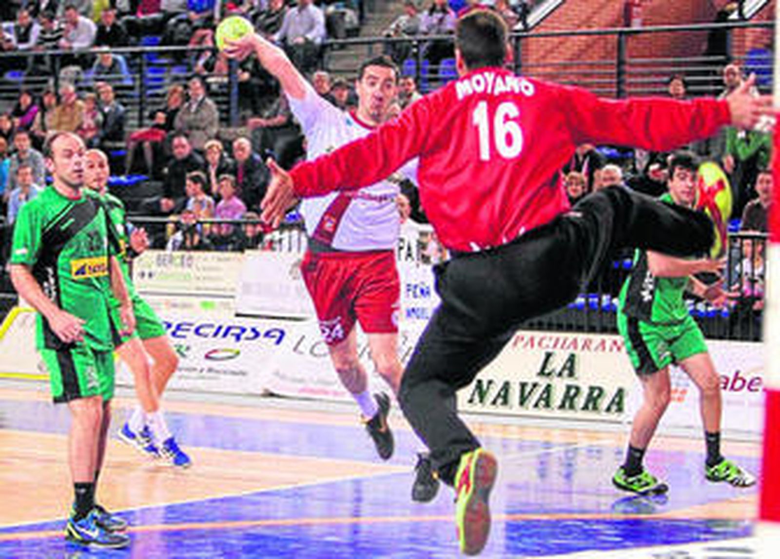 Moyano intenta detener un lanzamiento de un rival.