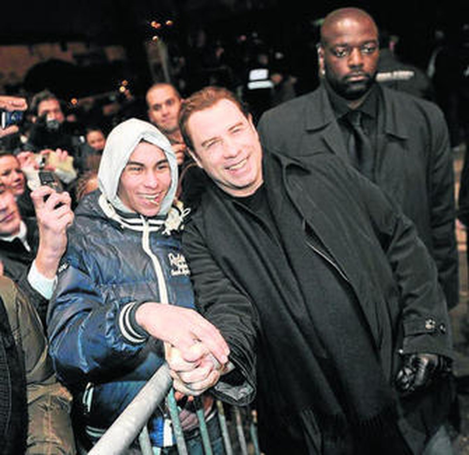 Travolta se fotografiaba ayer con sus fans en la presentación de la película.