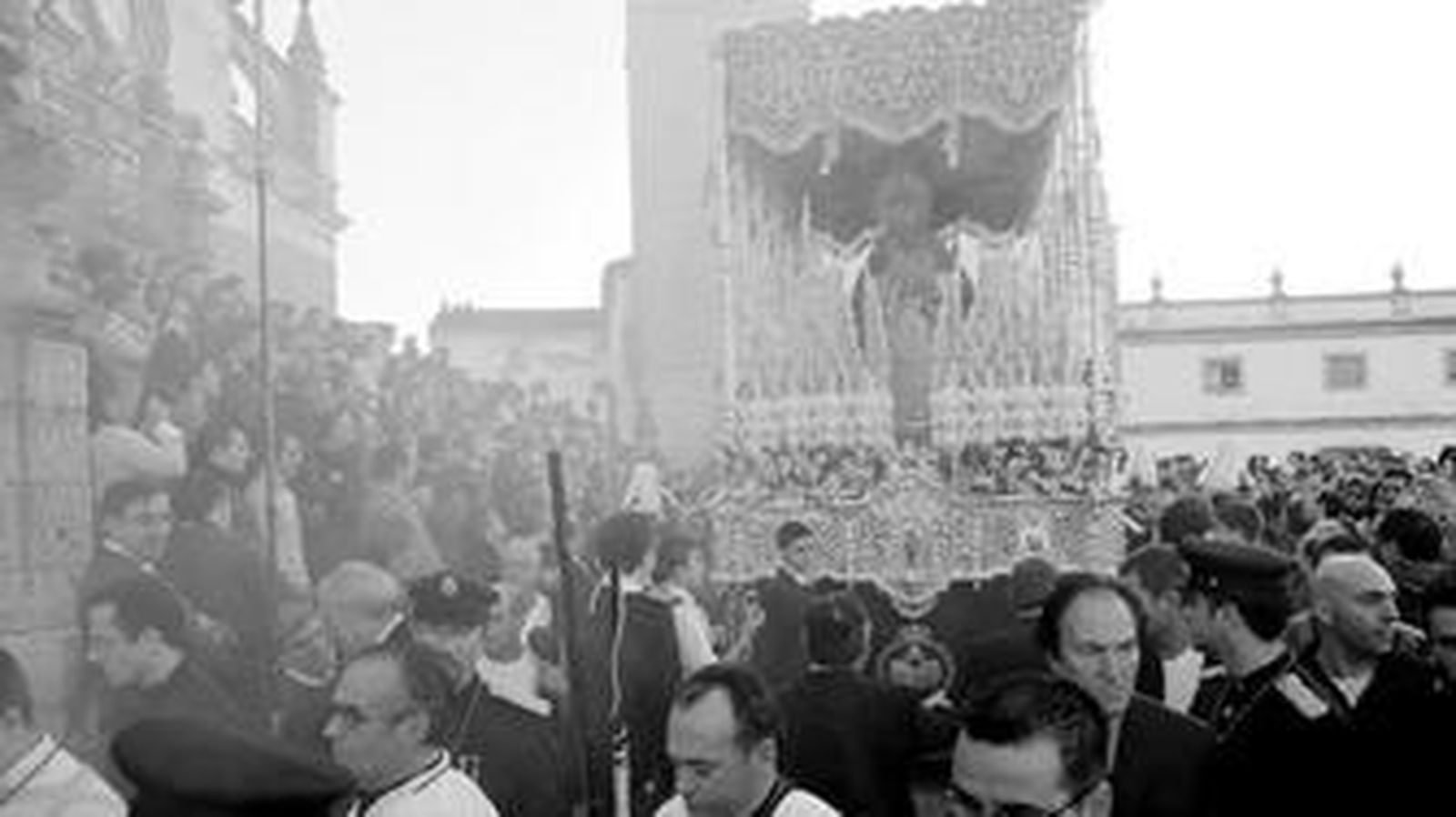 La Virgen del Valle concentró multitudes durante todo su recorrido de regreso a San Telmo, desde la Catedral (en la imagen) hasta su barrio.