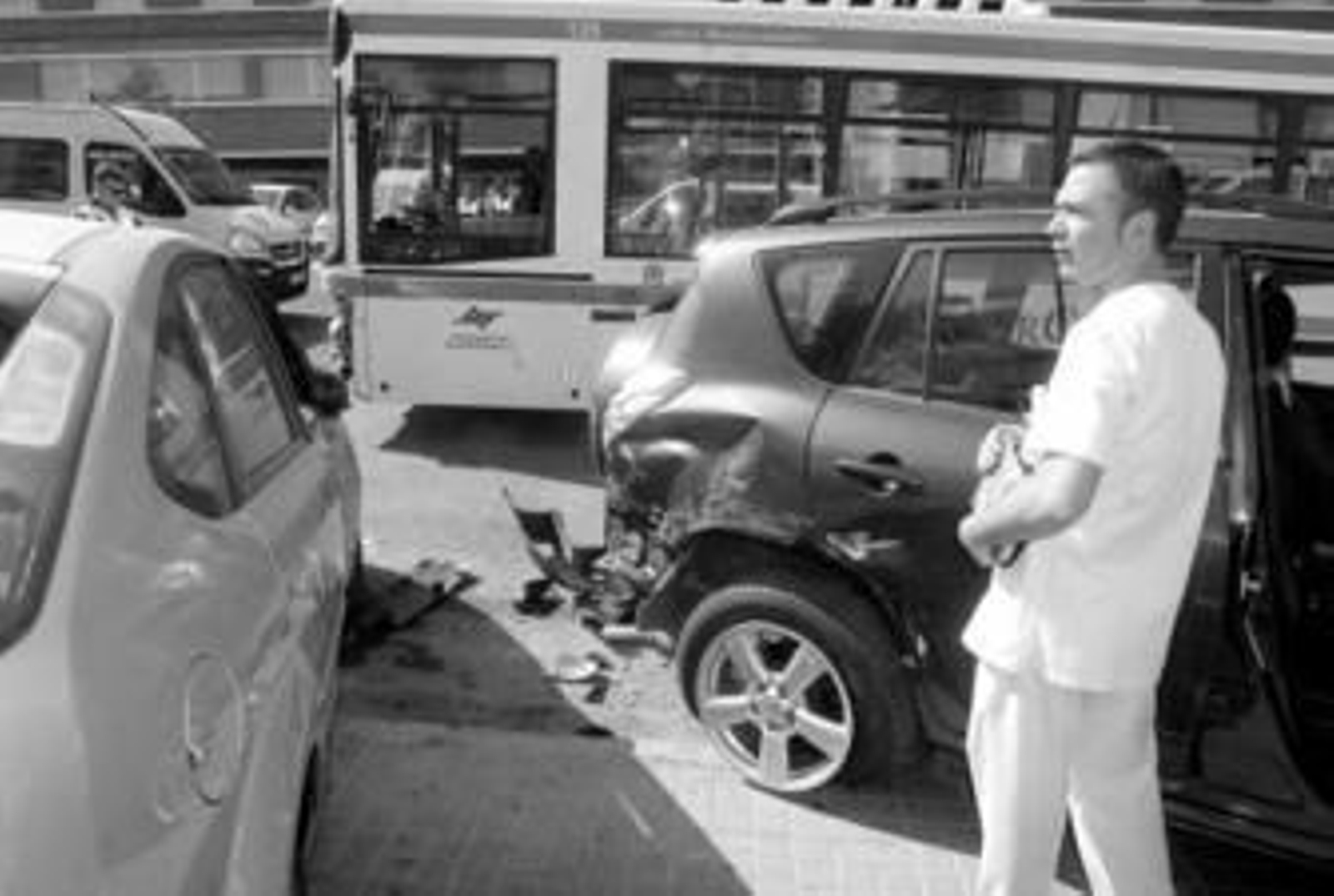El autobús siniestrado junto a varios coches con los que colisionó.