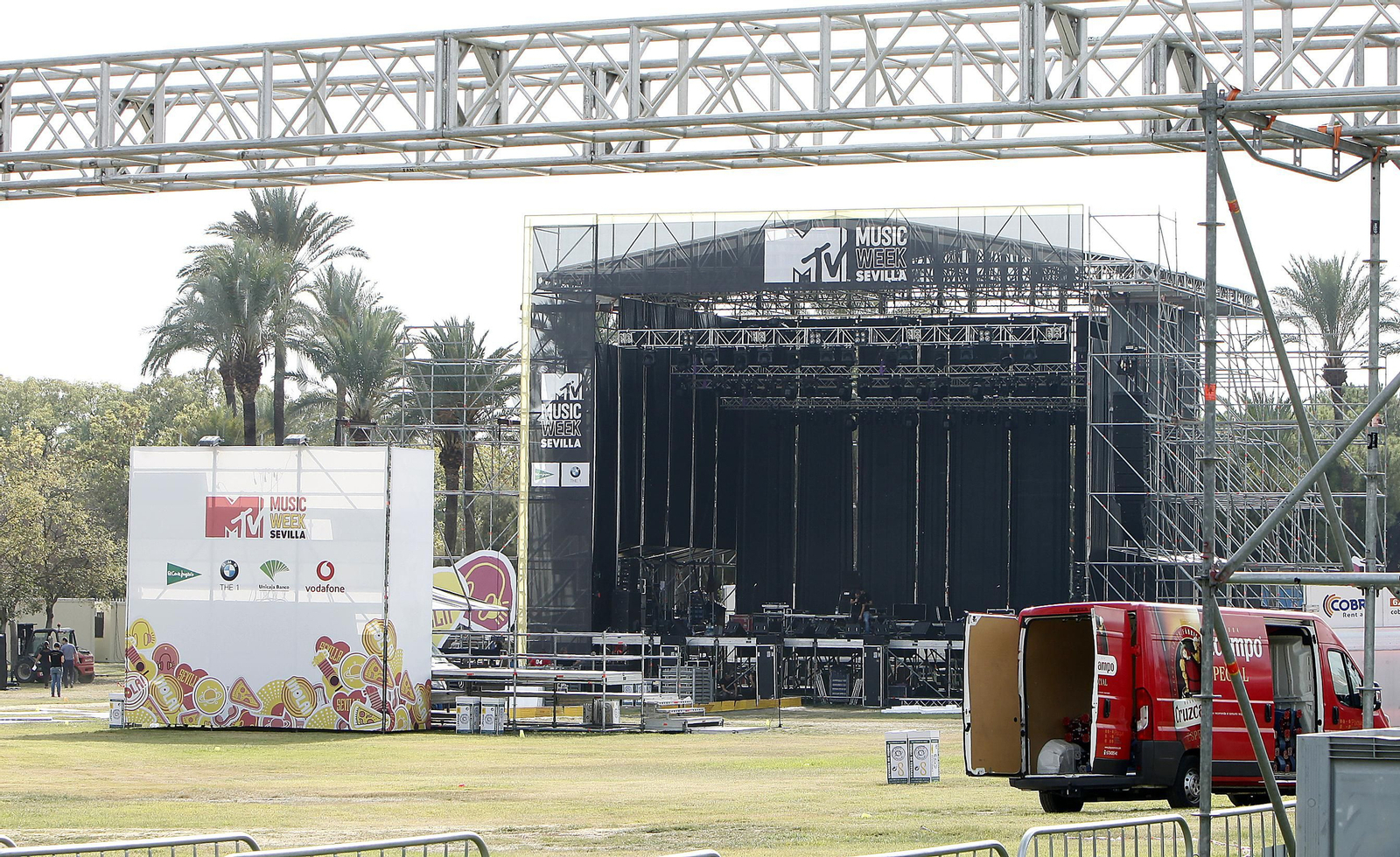 Los preparativos de la MTV en Sevilla, en imágenes