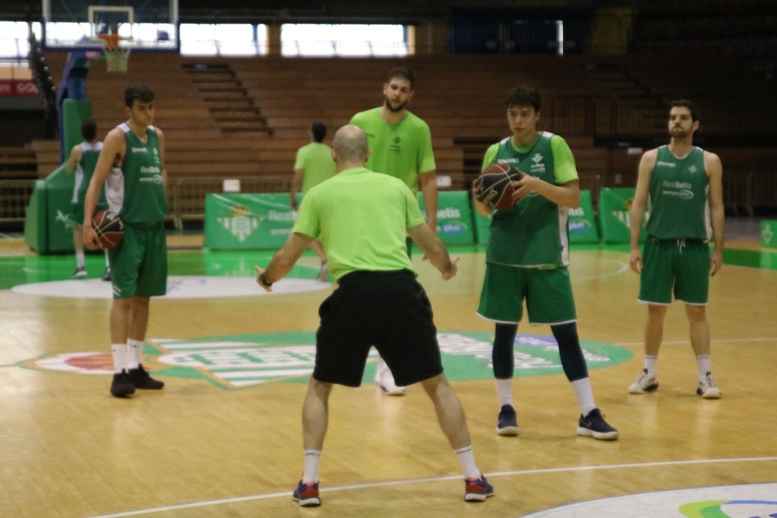 Javi Carrasco da instrucciones a algunos de sus jugadores.