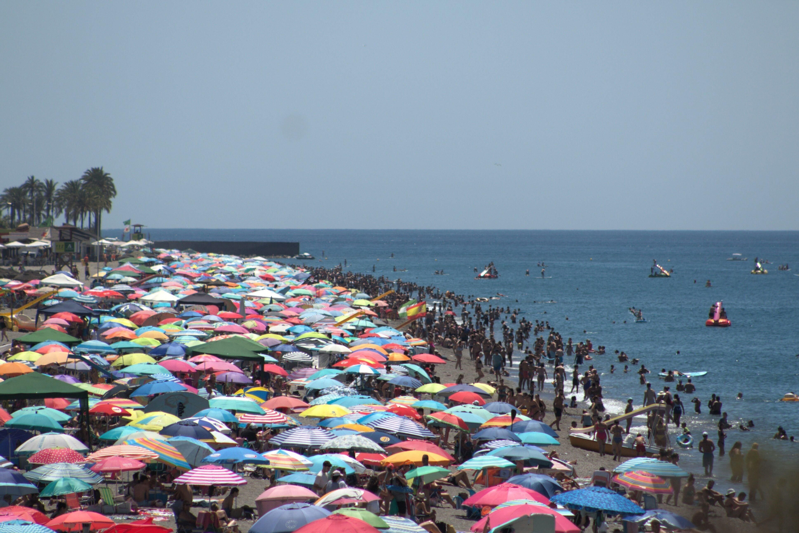 Fotos: así de llenas estaba las playas de Granada este primer fin de semana de agosto