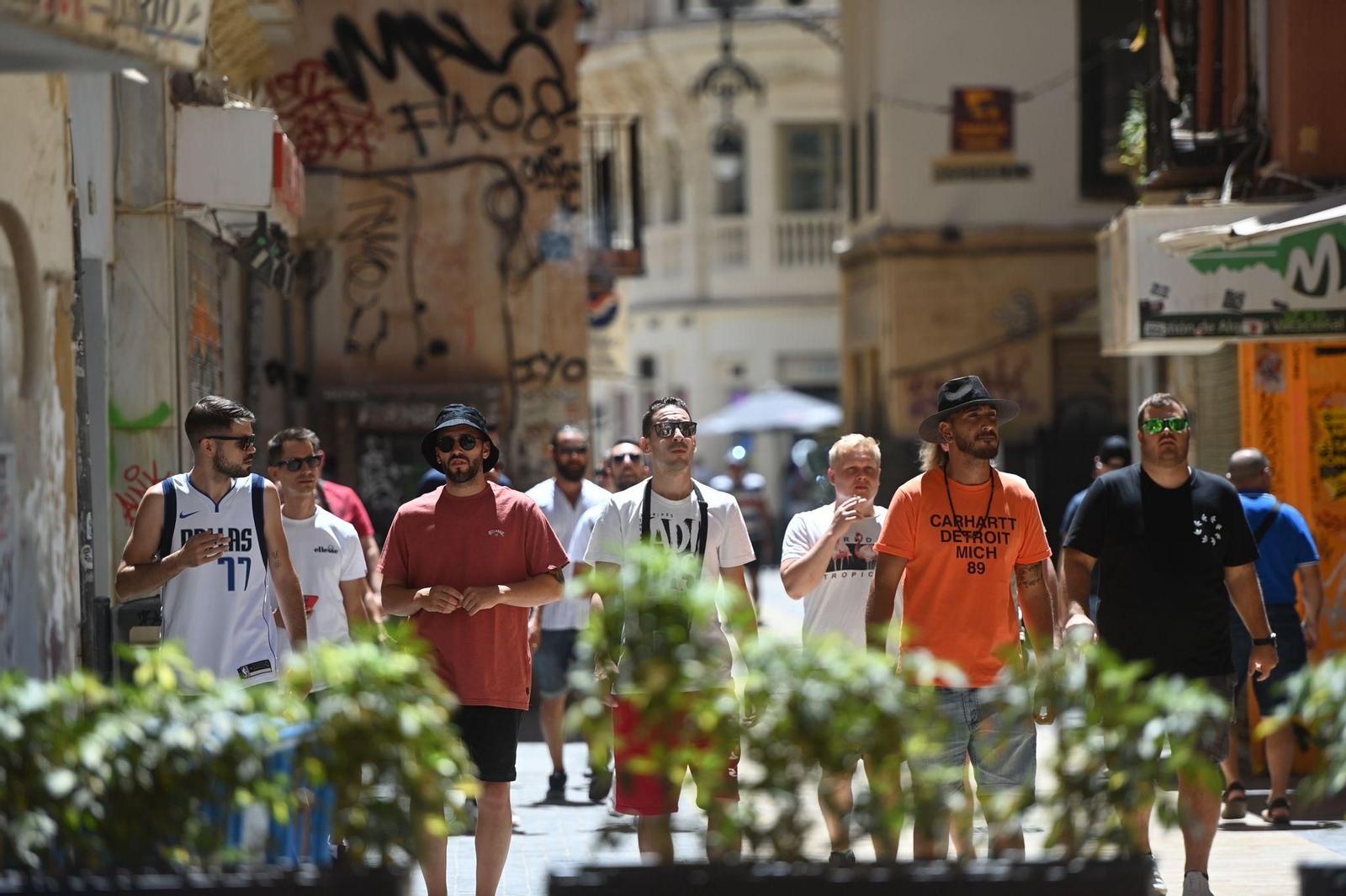 Turistas paseando por la Feria de Málaga.