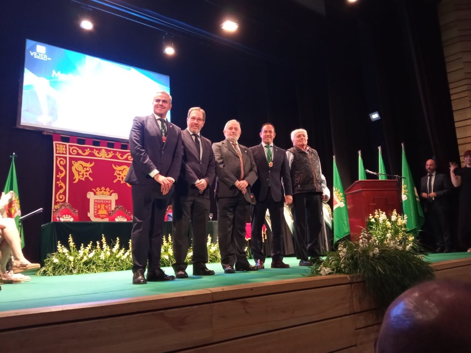 Juan Begines recibió la medada de la ciudad junto a cuatro alcaldes.
