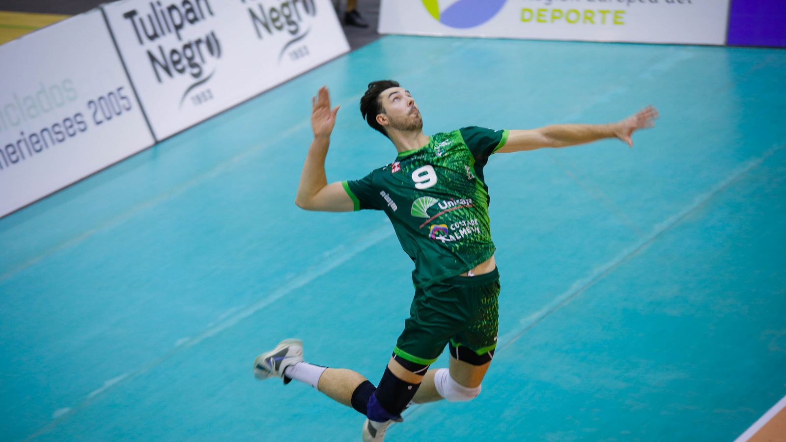 El canadiense Matt Neaves ejecuta un saque en un encuentro con Unicaja Costa de Almería.