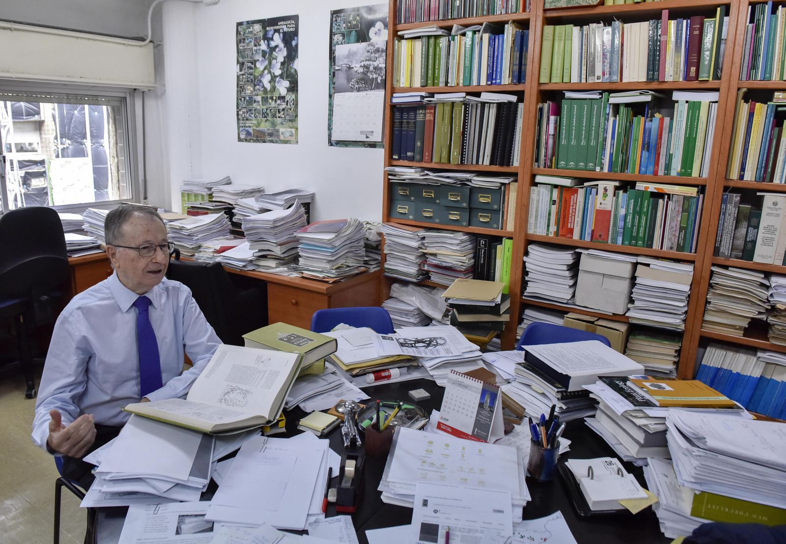 Benito Valdés, en su despacho de la facultad de Biología de la Universidad de Sevilla.